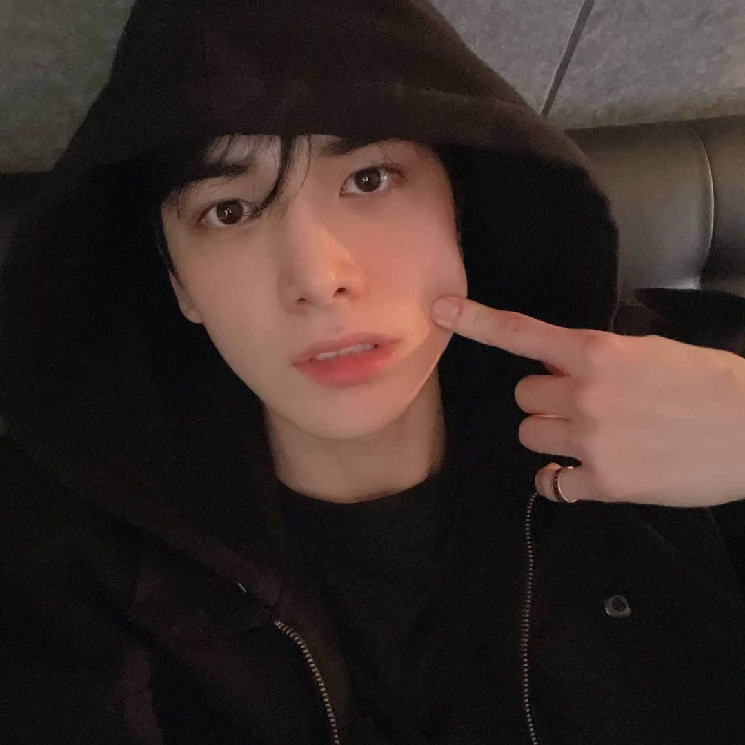 ヨンフンのインスタグラム：「(영훈) 더비 3살 나도 3살 우리는 아직 어려 😋🥰 #THEBOYZ #더보이즈 #YOUNGHOON #영훈」