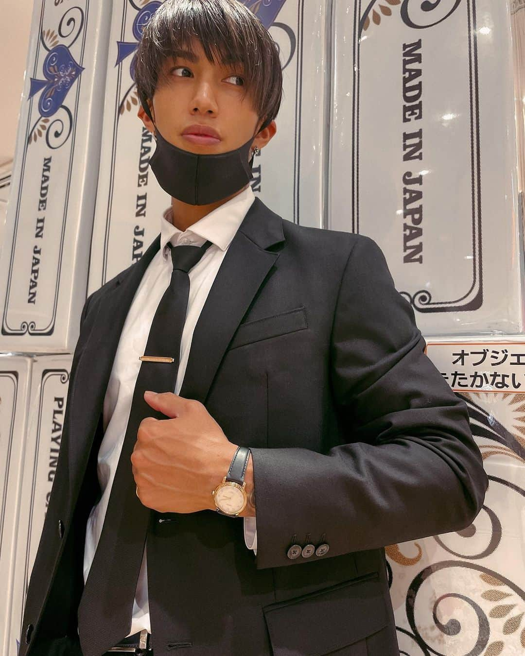 諸岡 昌紀さんのインスタグラム写真 - (諸岡 昌紀Instagram)「タークス👔🕶  ⚠️オブジェに脚はかけないでね  私としたことが全く気付かんかった…🤦🏾‍♂️w  父にも母にも自慢の息子と思われる事は幸せなことだがまだまだ私は自分に納得はいかないままだ  三十路までどれだけ種蒔きできるのか…  まだ咲いとらんからね  #リアルファイナルファンタジー  #ゲーマー #モンハン  #スーツ男子 #ネクタイ男子  #ダイエット #マッチョ  #筋肉 #筋トレ #トレーニング #ワークアウト #フィットネス #筋トレ男子 #マッチョ #腹筋 #tattoo #タトゥー  #筋肉モデル  #フィットネスモデル  #スポーツモデル #ファッションモデル  #モデル #model #美容 #workout  #training #fitness  #パーソナルトレーニング  #パーソナルトレーナー #柏 #池尻大橋」4月4日 18時21分 - yoshiki.fit