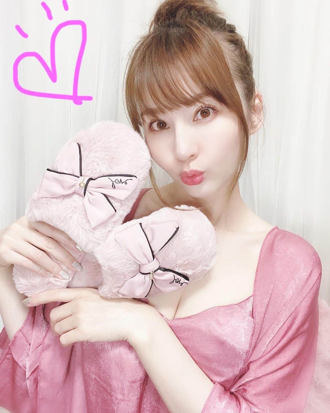 辰巳ゆいさんのインスタグラム写真 - (辰巳ゆいInstagram)「ちょっとあったかくなってきたので、もこもこから新しいルームウェアを💗 春はやっぱりピンク着ちゃうー♪♪ 小物は、ピンク多めw 足は冷え性なので、もこもこスリッパ！！  全身ピンクだけど、家だからいいよねー🤣  #belle  #roomwear #pajama #lingerie」4月4日 18時22分 - yuitatsumi