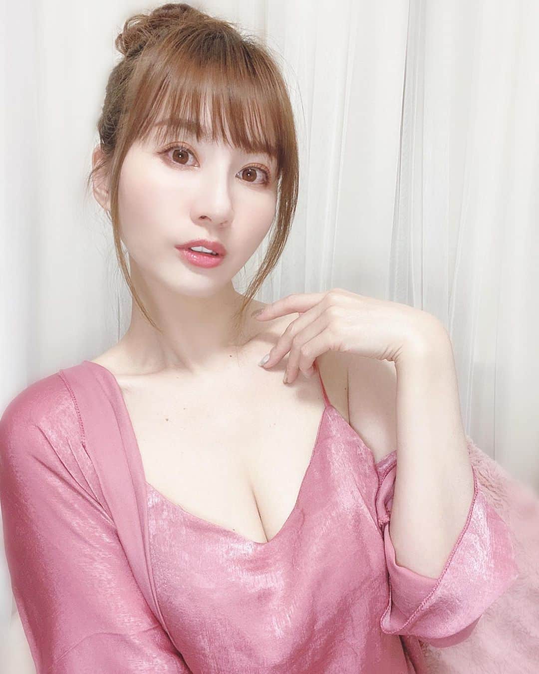 辰巳ゆいのインスタグラム：「ちょっとあったかくなってきたので、もこもこから新しいルームウェアを💗 春はやっぱりピンク着ちゃうー♪♪ 小物は、ピンク多めw 足は冷え性なので、もこもこスリッパ！！  全身ピンクだけど、家だからいいよねー🤣  #belle  #roomwear #pajama #lingerie」