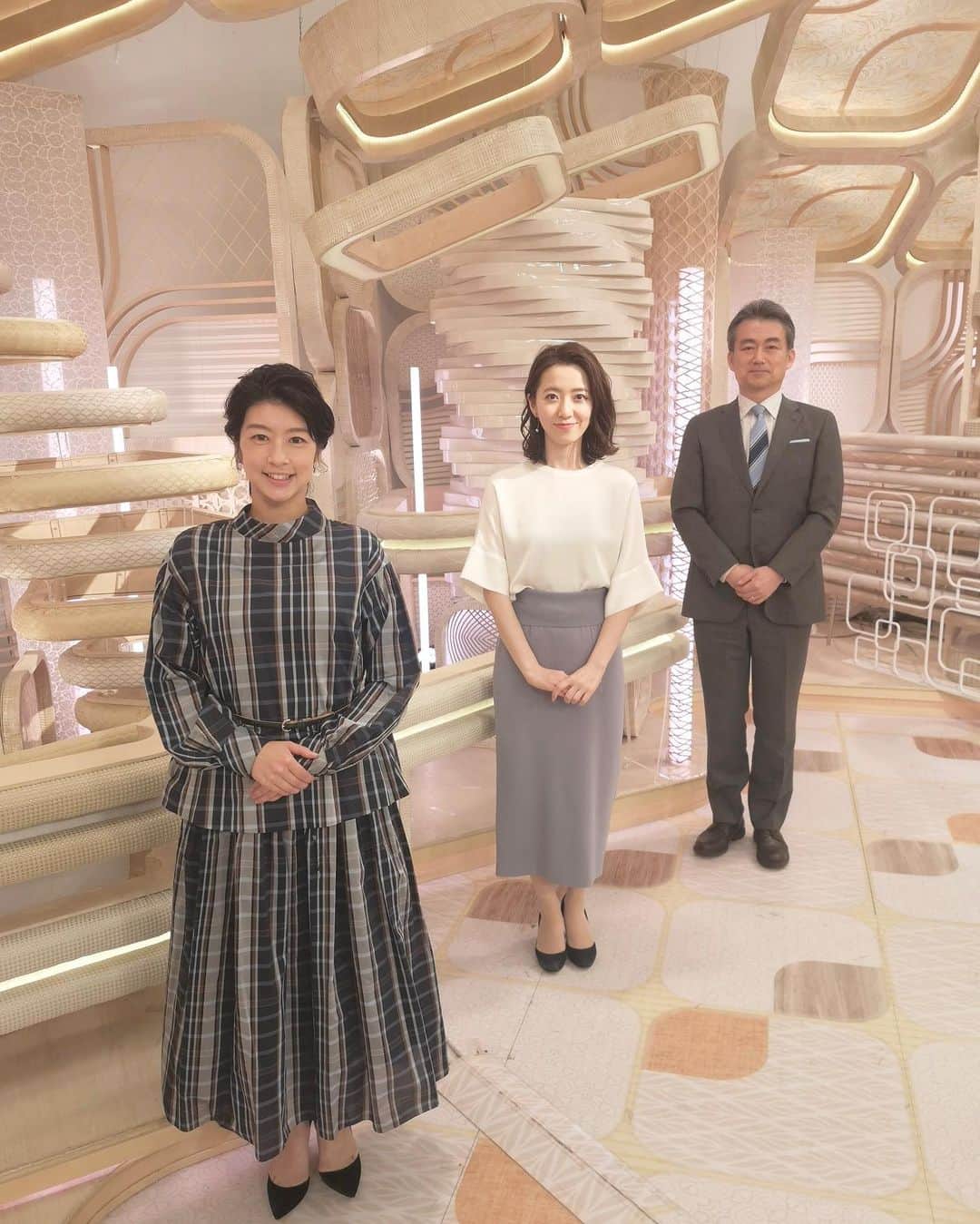 フジテレビ「プライムニュース イブニング」さんのインスタグラム写真 - (フジテレビ「プライムニュース イブニング」Instagram)「実はスタジオがすこし変わりました…わかりますか？﻿ ものすごくわずかですが…正解は来週に。﻿ ﻿ きょうもご覧になっていただきありがとうございました。﻿ ﻿ 2枚目の写真は…きのうのOAのときのものです。﻿ 来週もよろしくお願いします！﻿ ﻿ ﻿ 1枚目衣装﻿ 生野陽子﻿ #OLDENGLAND @oldenglandfemme﻿ ﻿ 内田嶺衣奈﻿ #BEIGE @beigecomma﻿ ﻿ 2枚目﻿ 生野陽子﻿ #FABIANAFILIPPI @fabianafilippi﻿ ﻿ 内田嶺衣奈﻿ #TIARA @tiara_melrose﻿ ﻿ #生野陽子﻿ #内田嶺衣奈 @reina.uchida﻿ #奥寺健 @fujitv_announcer﻿ #永尾亜子 @ako_nagao﻿ #フジテレビ﻿ #アナウンサー﻿ #ニュース」4月4日 18時32分 - livenews_it