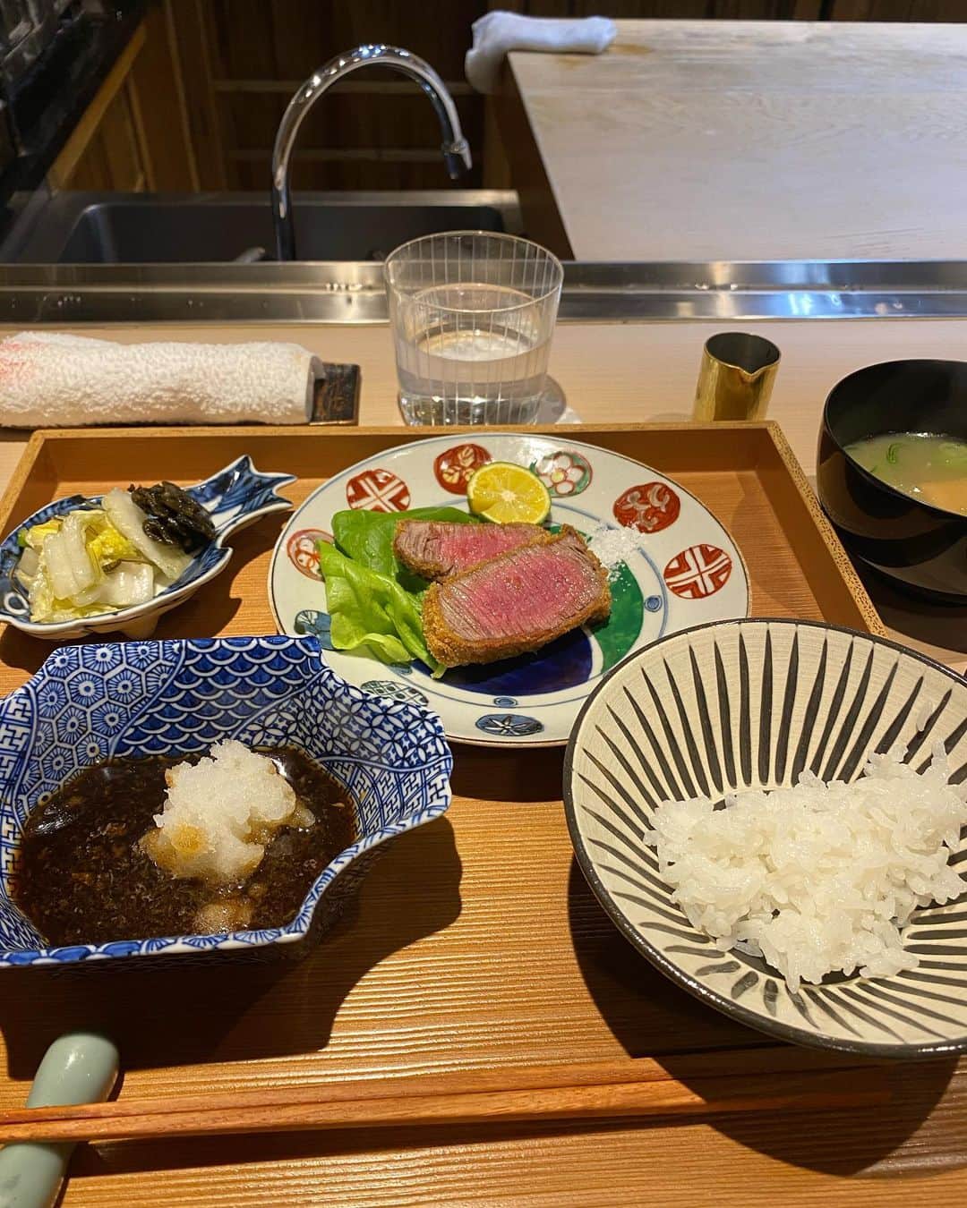 メイサさんのインスタグラム写真 - (メイサInstagram)「先日、和食の名店くろぎさんに初めてお邪魔しました🧏🏼‍♀️ 素材へのこだわりが凄くて、 調理法も工夫されていて全部美味しかったなあ🥺✨ 私のような食いしん坊にはたまらない 3種類の締めご飯も最高でした❣️  @emiriawiz_official  さんのワンピースを着ていったよ👗  一枚目写真の場所は西麻布に新しくできた OkSanってバーです🎤 内装めちゃ綺麗でよかった✨  #emiriawiz #エミリアウィズ#ワンピース#ootd#グルメ好きな人と繋がりたい #くろぎ#和食#ぐるじょ#食いしん坊女子 #ノンアルキャバ嬢#銀座#六本木#中洲#ススキノ#北新地#ミナミ#歌舞伎町#メゾンドボーテ#本当に売れてて可愛いキャバ嬢はメゾンドボーテ #メイサ#ハーフ#셀카#셀카그램 #셀카놀이#셀카타임#攝影#旅遊攝影」4月4日 18時44分 - meisa_0728