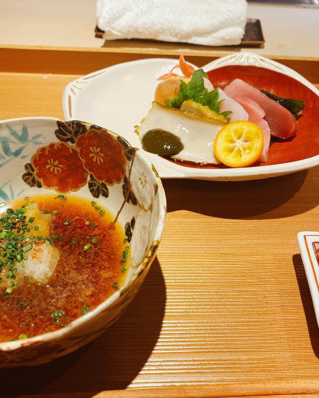 メイサさんのインスタグラム写真 - (メイサInstagram)「先日、和食の名店くろぎさんに初めてお邪魔しました🧏🏼‍♀️ 素材へのこだわりが凄くて、 調理法も工夫されていて全部美味しかったなあ🥺✨ 私のような食いしん坊にはたまらない 3種類の締めご飯も最高でした❣️  @emiriawiz_official  さんのワンピースを着ていったよ👗  一枚目写真の場所は西麻布に新しくできた OkSanってバーです🎤 内装めちゃ綺麗でよかった✨  #emiriawiz #エミリアウィズ#ワンピース#ootd#グルメ好きな人と繋がりたい #くろぎ#和食#ぐるじょ#食いしん坊女子 #ノンアルキャバ嬢#銀座#六本木#中洲#ススキノ#北新地#ミナミ#歌舞伎町#メゾンドボーテ#本当に売れてて可愛いキャバ嬢はメゾンドボーテ #メイサ#ハーフ#셀카#셀카그램 #셀카놀이#셀카타임#攝影#旅遊攝影」4月4日 18時44分 - meisa_0728