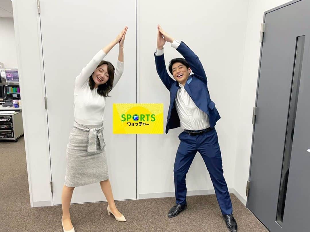 のインスタグラム：「本日22:54-の#SPORTSウォッチャー　是非ご覧ください！  写真は土曜日を担当している先輩・竹﨑さんの『竹』にちなんでバンブーポーズです。  竹崎さんは、人をリラックスさせる空気を持っている暖かい先輩です！  本日のオンエアは、#福田典子　先輩とです！！  #テレビ東京 #アナウンサー #竹﨑由佳　先輩 #島田一輝 #１日に２回投稿する変わったアナウンサー #肉まん」