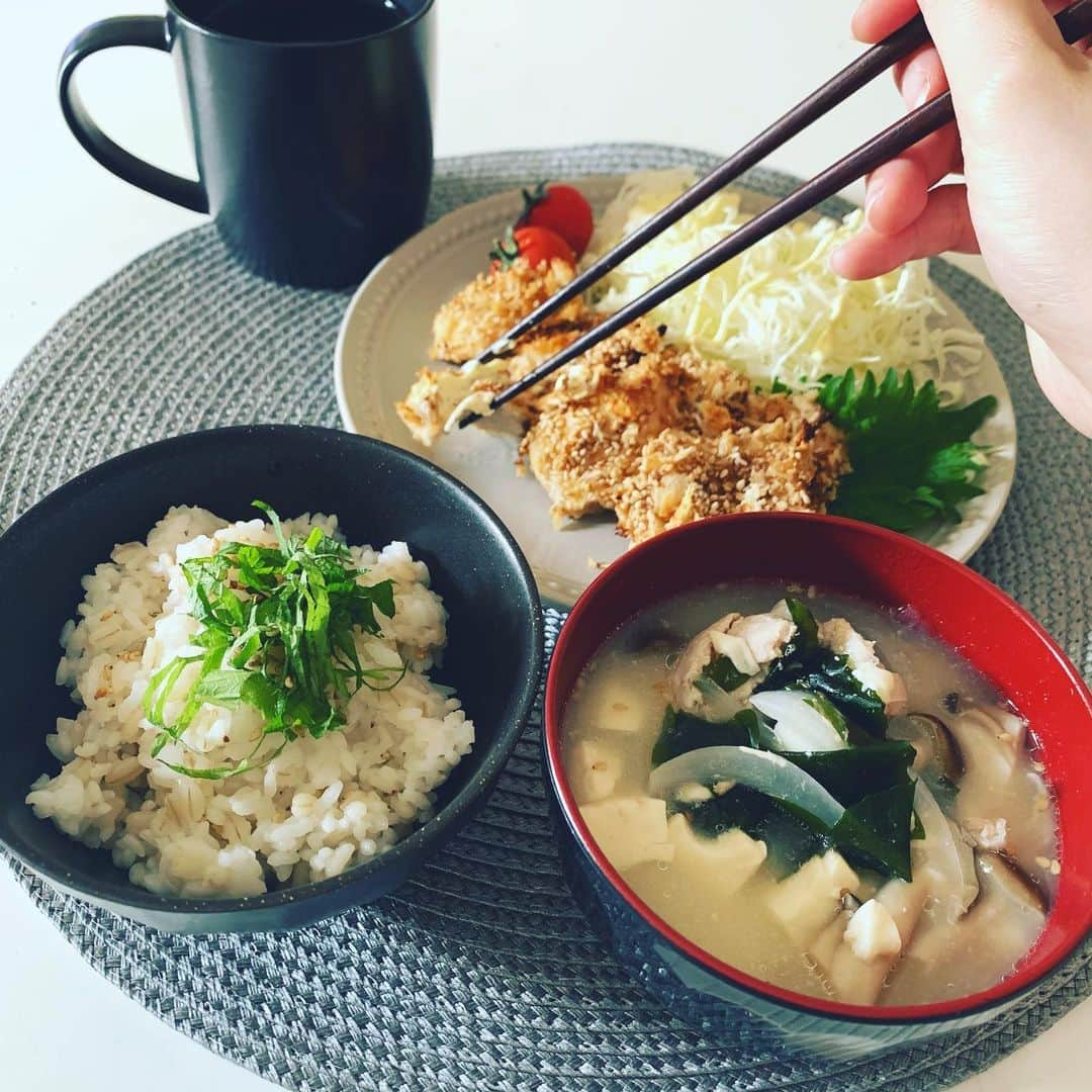 護あさなさんのインスタグラム写真 - (護あさなInstagram)「. ご飯録。 あんまり今までご飯とか載せてなかったかな？？と思って。 とは言え、ほどほどに。  ＊鶏むね肉のノンフライ唐揚げ ＊キノコの白味噌豚汁 ＊もち麦ご飯  ノンフライヤー使用なので淡白なんだけど、 衣に白胡麻を混ぜてるから食感と風味がいい感じになります✨  ＊肉豆腐 ＊マンナンご飯  コチュジャンと鷹の爪を混ぜてるので甘辛くてすごくご飯が進むやつ。  ハンバーガーとかジャンクフード好きだから家ご飯はヘルシー思考にしてるけど、どうだろうか😂  #おうちごはん」4月4日 18時47分 - mamoruasana0504