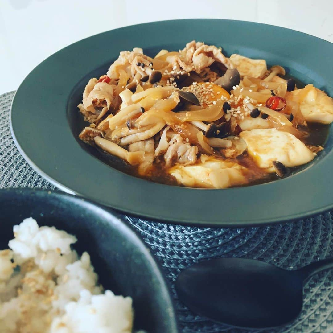 護あさなさんのインスタグラム写真 - (護あさなInstagram)「. ご飯録。 あんまり今までご飯とか載せてなかったかな？？と思って。 とは言え、ほどほどに。  ＊鶏むね肉のノンフライ唐揚げ ＊キノコの白味噌豚汁 ＊もち麦ご飯  ノンフライヤー使用なので淡白なんだけど、 衣に白胡麻を混ぜてるから食感と風味がいい感じになります✨  ＊肉豆腐 ＊マンナンご飯  コチュジャンと鷹の爪を混ぜてるので甘辛くてすごくご飯が進むやつ。  ハンバーガーとかジャンクフード好きだから家ご飯はヘルシー思考にしてるけど、どうだろうか😂  #おうちごはん」4月4日 18時47分 - mamoruasana0504