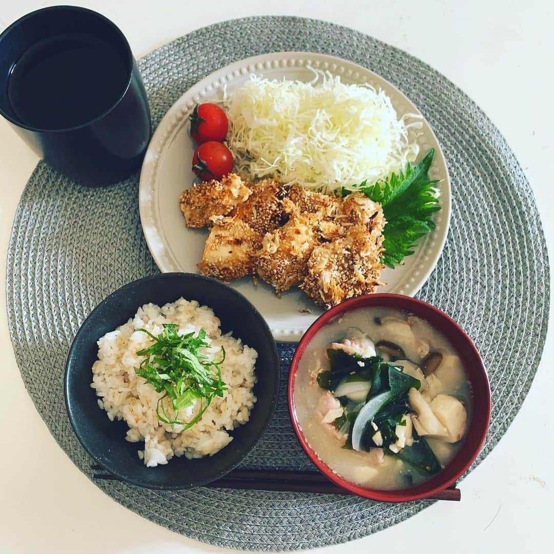 護あさなさんのインスタグラム写真 - (護あさなInstagram)「. ご飯録。 あんまり今までご飯とか載せてなかったかな？？と思って。 とは言え、ほどほどに。  ＊鶏むね肉のノンフライ唐揚げ ＊キノコの白味噌豚汁 ＊もち麦ご飯  ノンフライヤー使用なので淡白なんだけど、 衣に白胡麻を混ぜてるから食感と風味がいい感じになります✨  ＊肉豆腐 ＊マンナンご飯  コチュジャンと鷹の爪を混ぜてるので甘辛くてすごくご飯が進むやつ。  ハンバーガーとかジャンクフード好きだから家ご飯はヘルシー思考にしてるけど、どうだろうか😂  #おうちごはん」4月4日 18時47分 - mamoruasana0504