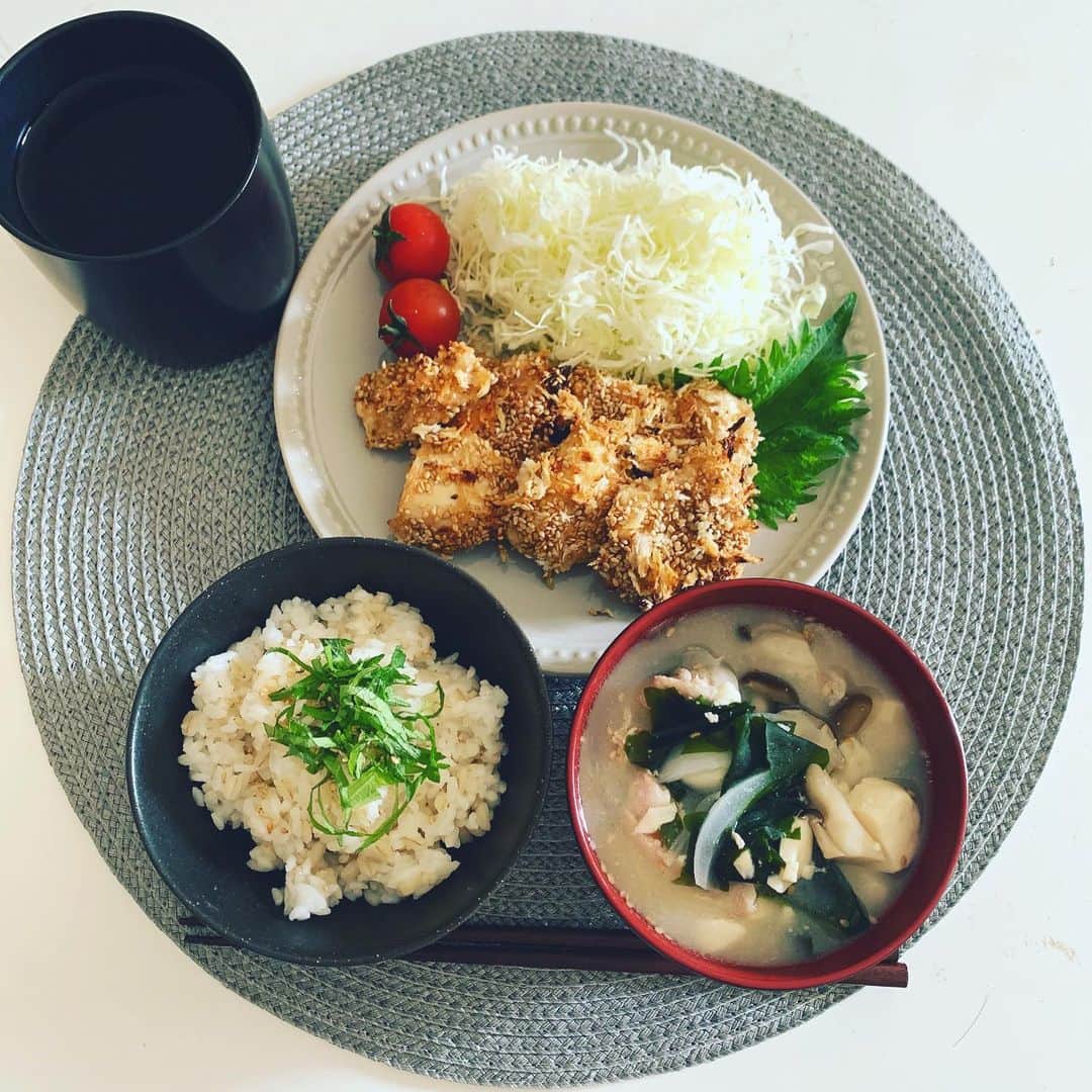 のインスタグラム：「. ご飯録。 あんまり今までご飯とか載せてなかったかな？？と思って。 とは言え、ほどほどに。  ＊鶏むね肉のノンフライ唐揚げ ＊キノコの白味噌豚汁 ＊もち麦ご飯  ノンフライヤー使用なので淡白なんだけど、 衣に白胡麻を混ぜてるから食感と風味がいい感じになります✨  ＊肉豆腐 ＊マンナンご飯  コチュジャンと鷹の爪を混ぜてるので甘辛くてすごくご飯が進むやつ。  ハンバーガーとかジャンクフード好きだから家ご飯はヘルシー思考にしてるけど、どうだろうか😂  #おうちごはん」