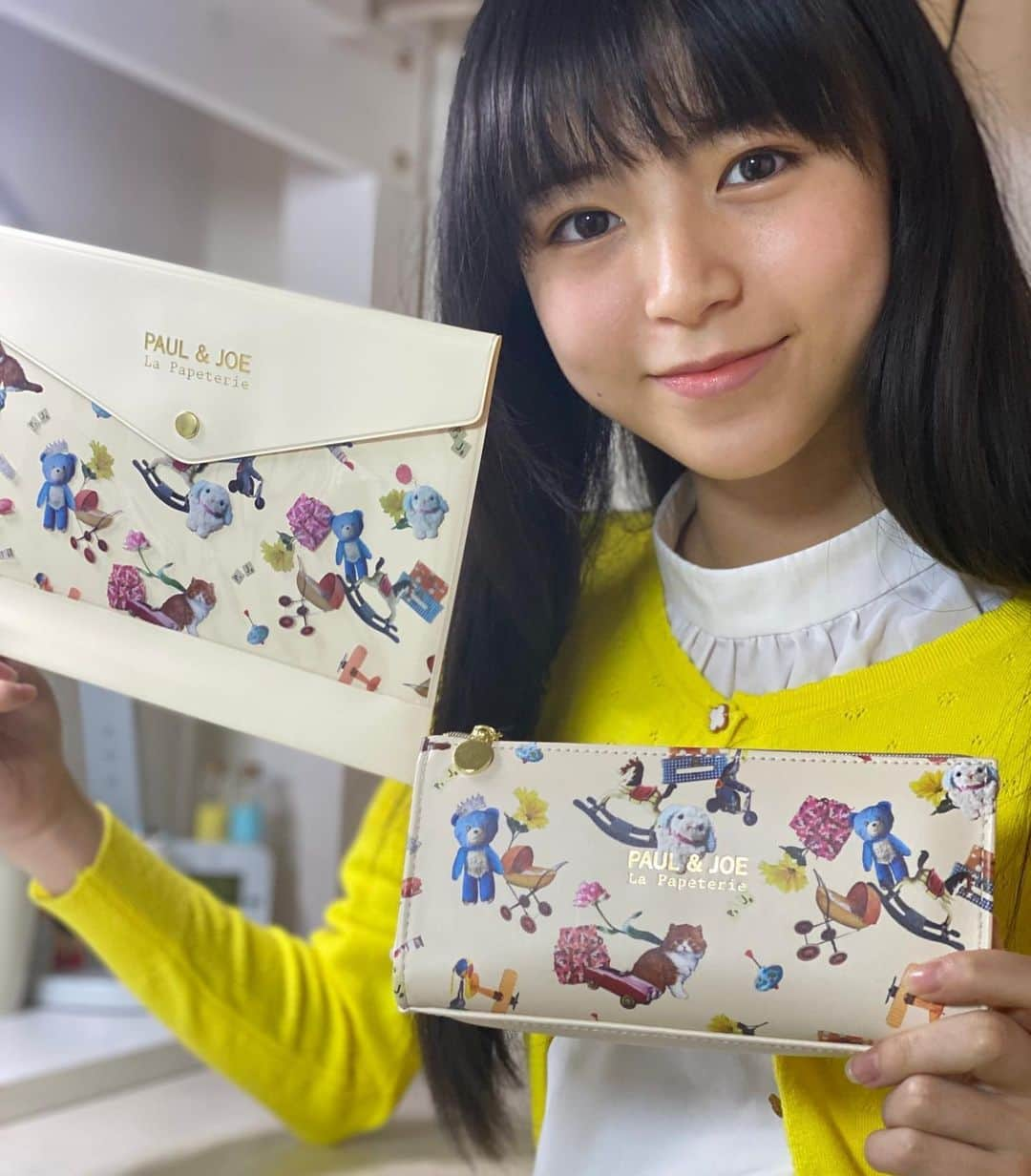 大里菜桜さんのインスタグラム写真 - (大里菜桜Instagram)「🖋新学期への準備✏️ 2年生になるにあたって準備中😊とっても可愛い筆箱に一目惚れ💕  あっ、そういえば 今朝の菜桜の寝言「市長さんはクロックスが好きなんだって〜❗️」って大声で叫んでたみたい🤣  夢の中に、もしかしたら大西高松市長が出てきてたのかなぁ😂  市長、クロックスは好きですか⁉️  いつか聞いてみたい✨✨🥿  #クロックス ＃夢　#文房具 #筆箱#新学期準備 #市長#勝手にクロックス好きになってすみません#大里菜桜 #新中2#新中2女子#たか松BONSAI大使」4月4日 18時51分 - naooosato