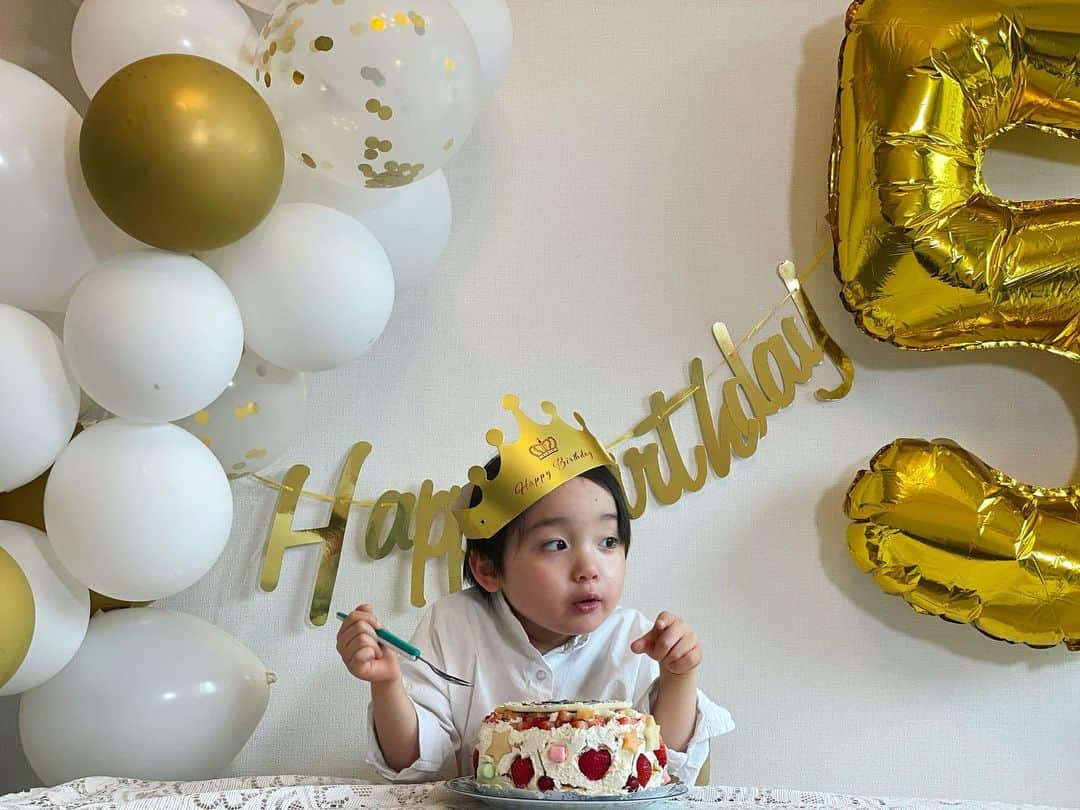 石塚錬さんのインスタグラム写真 - (石塚錬Instagram)「. 🎂Happy 5th birthday to me🥳🎂5️⃣ #5歳は数字の5をたくさん描きたいです✏️ #ケーキのイラストはドラゴンボールの悟空とブロリー🐲 #プレゼントはドラゴンボールグッズ🐲🐉 . 8日に5歳になります😊✨ 少し早いですがお祝いしました㊗️🎉 4歳はドラゴンボールに出会いました🐉🐲5歳はどんな出会いがあるのか楽しみです😆 . いつも皆様からの温かいコメントに元気づけられてます🌸本当にありがとうございます😚 5歳の僕もよろしくお願いします👦❤️ . 🎂Happy 5th birthday to me🥳🎂5️⃣ #I want to draw lots of number 5 on 5 years old✏️ #cake with Goku and Broly（They are dragon ball characters)🐲 #I got dragon ball goods as a birthday gift🐲🐉 . I will turn 5 years old on April 8th😊✨ I'm happy that I was able to find what I really like “Dragon Ball” at 4 years old🐲🐉 I'm looking forward to new beginnings😚 . I'm always cheering up with warm comments and messages from all of you and I'm really grateful 👦❤️ . #5歳 #誕生日 #バースデーケーキ #ドラゴンボール #5yearsold #birthday #cake #dragonball #5세 #생일 #케이크 #드래곤볼 #5岁 #生日 #蛋糕 #龙珠 #5tahun #Ulangtahun #kue #石塚錬 #成長日記 #ishizukaren #renishizuka #이시즈카렌」4月4日 18時59分 - ishizuka_ren