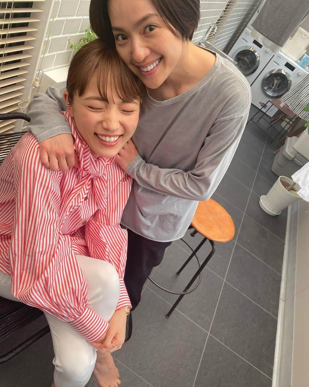 川口春奈さんのインスタグラム写真 - (川口春奈Instagram)「姉ちゃんがようやくきた！バッサリカットで別人でわからなくて5回くらい無視してしまいました。美人姉ちゃんどす。」4月4日 19時00分 - haruna_kawaguchi_official