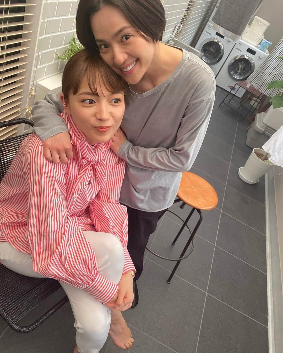 川口春奈さんのインスタグラム写真 - (川口春奈Instagram)「姉ちゃんがようやくきた！バッサリカットで別人でわからなくて5回くらい無視してしまいました。美人姉ちゃんどす。」4月4日 19時00分 - haruna_kawaguchi_official