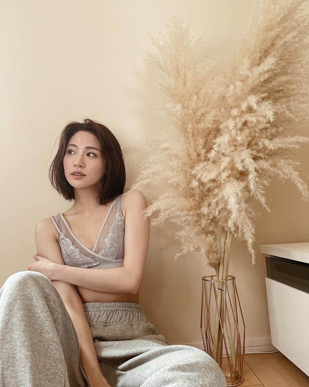 志田友美（ゆうみん）のインスタグラム：「☽ ☽ ☽  デザイン可愛くてつけ心地良くて安定でよい🌿 家にいる時はノンワイヤーで楽が1番🌼  @lulukushel #lulukushel#リフティナイトブラ#Refttynightbra#ナイトブラ#エイジングケア#ルルクシェル」