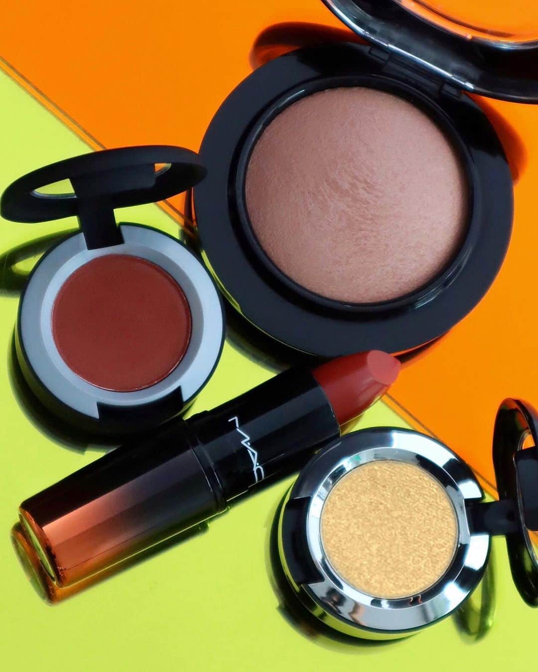 M∙A∙C Cosmetics Japanのインスタグラム：「【発売まであと2日！】 ひとぬりで、ぷるんとラブリーな唇へ！ 🆕ラブ ミー リップスティックから、 レッドブラウンのホット アズ チリに合わせたメイクルックご紹介🌸✨ ㅤ 《使用製品》 ＊LIPS ☑︎ラブ ミー リップスティック ホット アズ チリ ＊EYES ☑︎ダズルシャドウ エクストリーム キス オブ クリムト ☑︎パウダー キス アイシャドウ デボーテッド トゥ チリ ＊BLUSH ☑︎M·A·C ミネラライズ ブラッシュ ウォーム ソウル ㅤ *2021/4/6(火) 公式オンライン先行発売 ※午前10時発売予定。システムの影響により、多少前後する可能性がございます。何卒ご了承ください。 *2021/4/9(金) 全国発売 ㅤ Shot by M·A·C EVENT ARTIST Hatsuo Arisaka @hatsuo_mua ㅤ #MACLOVEME #MACラブミー #オレンジメイク #オレンジリップ」