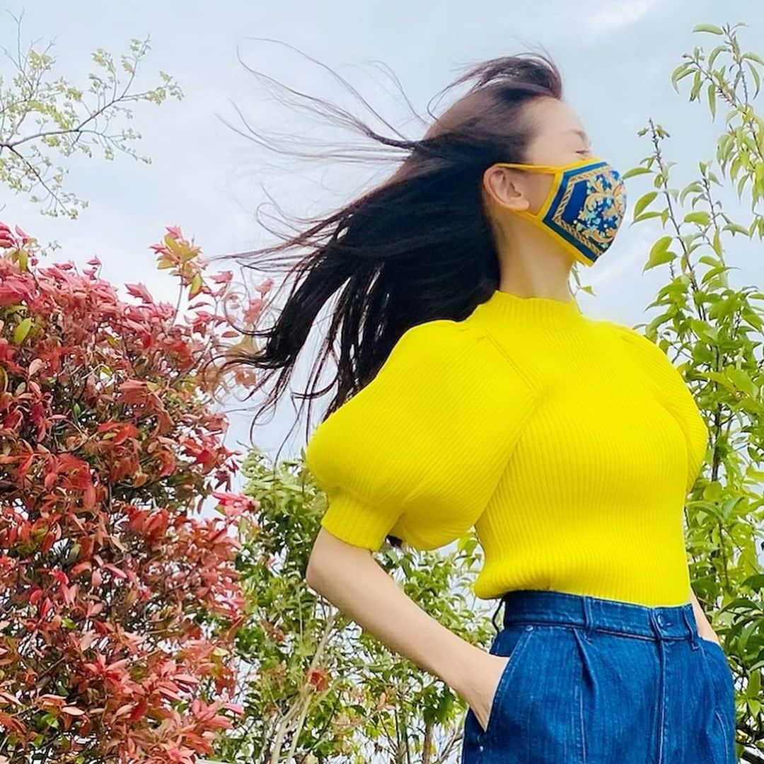 のインスタグラム：「風が強い１日でしたね🍀  「風」といえば 「風の時代」という 言葉をよく聞きます😃  私もいろいろと本を読んでみました😆  で…その結果  「風の時代の生き方はこれでいいのかしら？」 って心配する基準が、 もう既に「土の時代」の 価値観だから😅  心配し過ぎないで まずは一歩 踏み出そ！って 思えたんです。  イブルルドさんの インスタにも 書いてあったかも💎  @evelourdes_haruka  @ftcbeauty.staff  #今日は#生放送#qvcジャパン #っていうか明日#夜中の1時#ヘアケア #ftcbeauty #ftc  #君島十和子 #十和子肌 #skincare #スキンケア #美肌 #ビューティー  #美容  #instaskincare  #instabeauty  #フェリーチェトワコ #ftcaoyama #ftc店舗 #表参道コスメ #tokyocosmetics #トップスは💛#seventenbymihokawahito #小籠包」