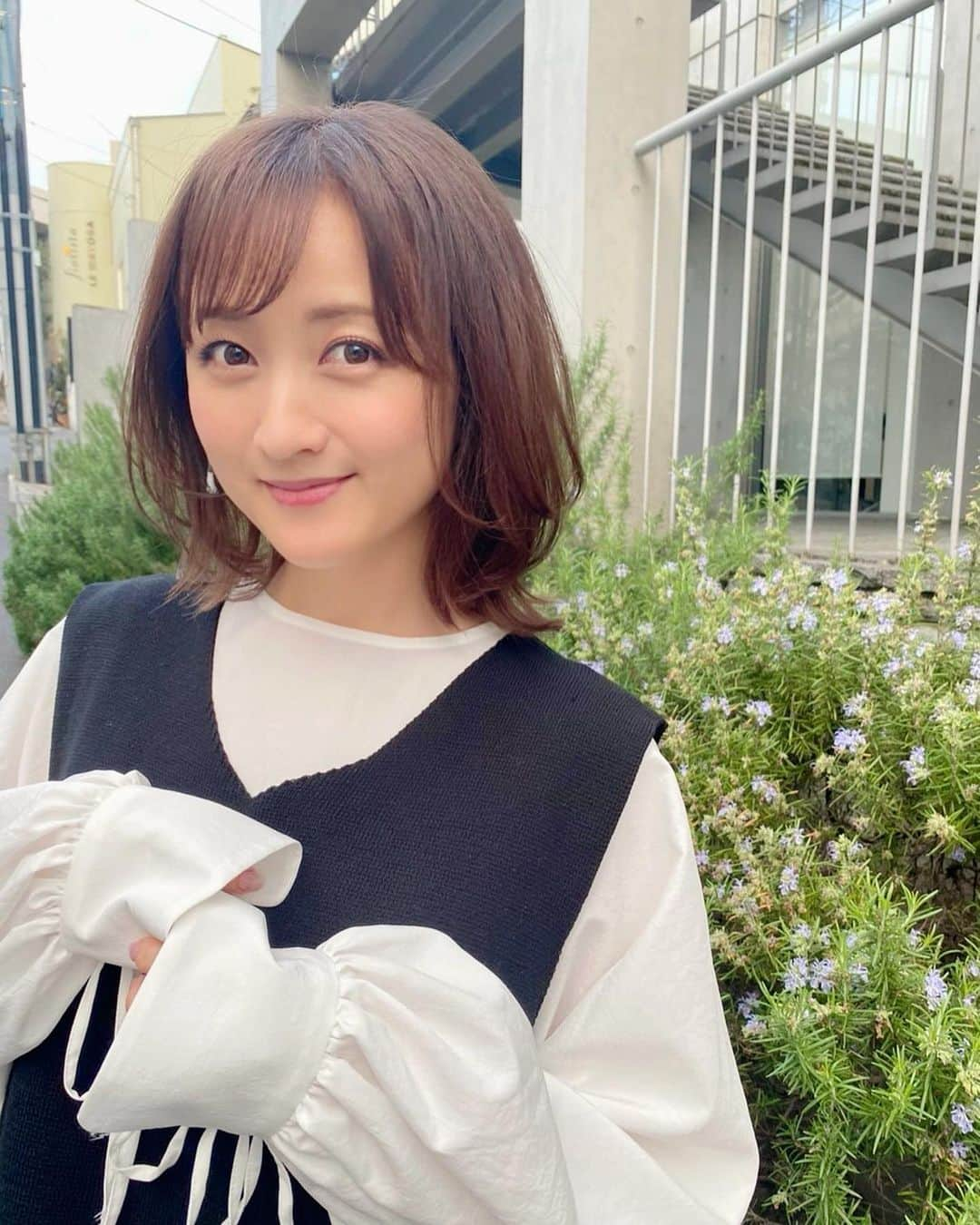 小松彩夏さんのインスタグラム写真 - (小松彩夏Instagram)「髪の毛切りましたー‼️✨✨✨﻿ ﻿ 久しぶりに結構短い🥰﻿ ﻿ 新年度だしね🌸﻿ 気持ちも新たに...✨﻿ ﻿ 担当は  @celena_hair_nail の﻿ @kanami0820 さん💕﻿ ﻿ レイヤーを沢山入れてもらって動きがでるようなヘアスタイルにしていただきました✨﻿ ﻿ カラーも透明感があってお気に入りです🥰﻿ ﻿ 今回もネイルも同時にやっていただきました💅﻿ 担当は @shimoi_mai さん💕﻿ ﻿ マグネットネイルにミラーネイルのウネウネでアクセント✨﻿ ﻿ シンプルだけどお洒落〜❣️﻿ ﻿ かなみさんが沢山写真撮ってくれました📸笑﻿ ﻿ 今回も髪の毛もネイルも綺麗にしてもらって﻿ 浮かれて帰る小松さんでした😜💕﻿ ﻿ ニューヘアとニューネイルどうですか😎？﻿ ﻿ #CELENA #セレナ #トリートメントカラー #美容院 #美容師 #ヘアサロン #青山 #表参道 #ヘアスタイル #トリートメント #hair #hairsalon #サラサラ #ルンルン #ネイル #ジェルネイル #ピンクネイル #ボブ #ボブヘア #イメチェン #マグネットネイル #ミラーネイル」4月4日 19時16分 - official_ayaka_502