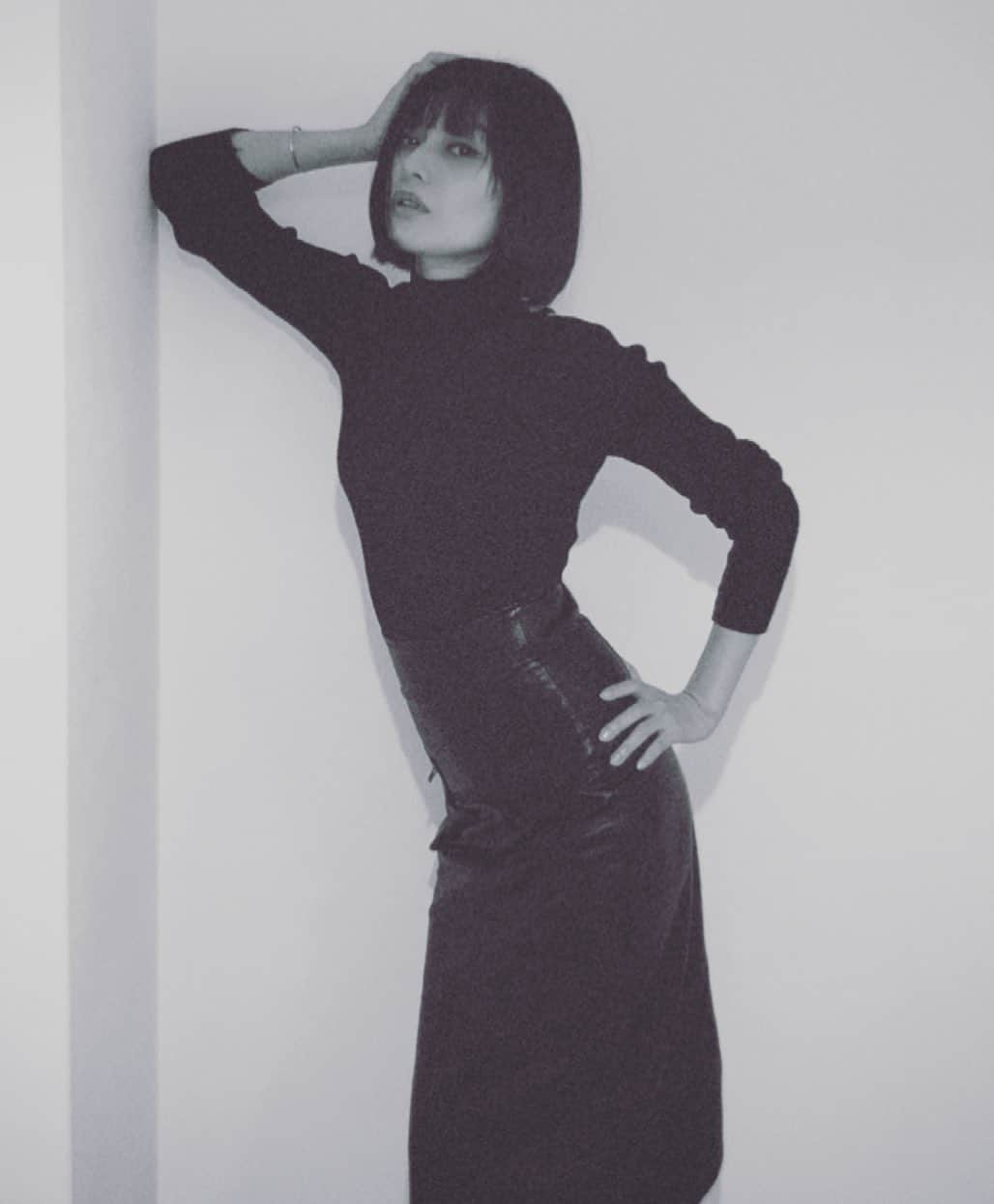佐藤乃莉さんのインスタグラム写真 - (佐藤乃莉Instagram)「久しぶりにレザースカート。  これまた着るタイミングが難しい🐈‍⬛  #black#outfit#タイトスカート」4月4日 19時17分 - nori_sato_