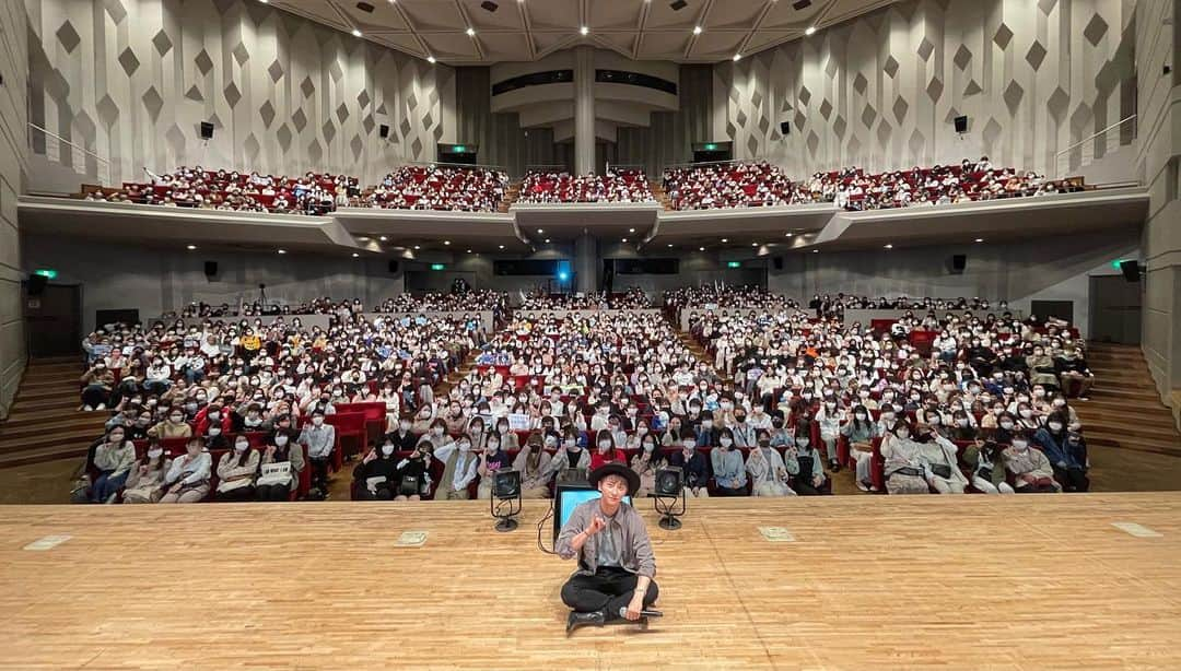 與真司郎さんのインスタグラム写真 - (與真司郎Instagram)「「與真司郎 TALK SHOW 2021」 大阪 1部/2部  Thank you Osaka🔥  #與真司郎 #TS2021  ※今回のトークショーは、通常のコンサートとは違い、ライブなどの歌唱は一切行わない公演の為、収容人数は50%~100％の収容率で開催させていただいております。 こちらは各会場を初め、各自治体の指示のもとの収容率を確認の上、設定させていただいております。」4月4日 19時26分 - shinjiroatae1126