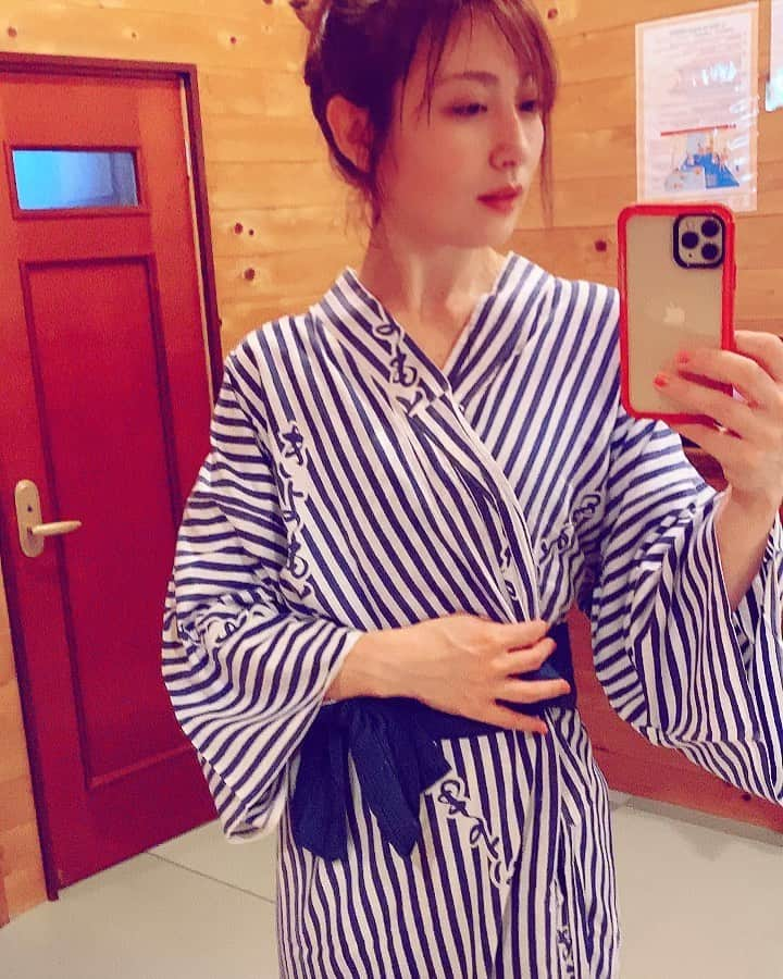 熊田曜子さんのインスタグラム写真 - (熊田曜子Instagram)「I came to a hot spring on a family trip.  I went to a hot spring and wore a yukata.  #旅館　#温泉　#旅行　#家族旅行　#浴衣　#お風呂　#貸し切り　#湯上がり　#インカメラ　#合わせが逆に映る」4月4日 19時42分 - kumadayoko