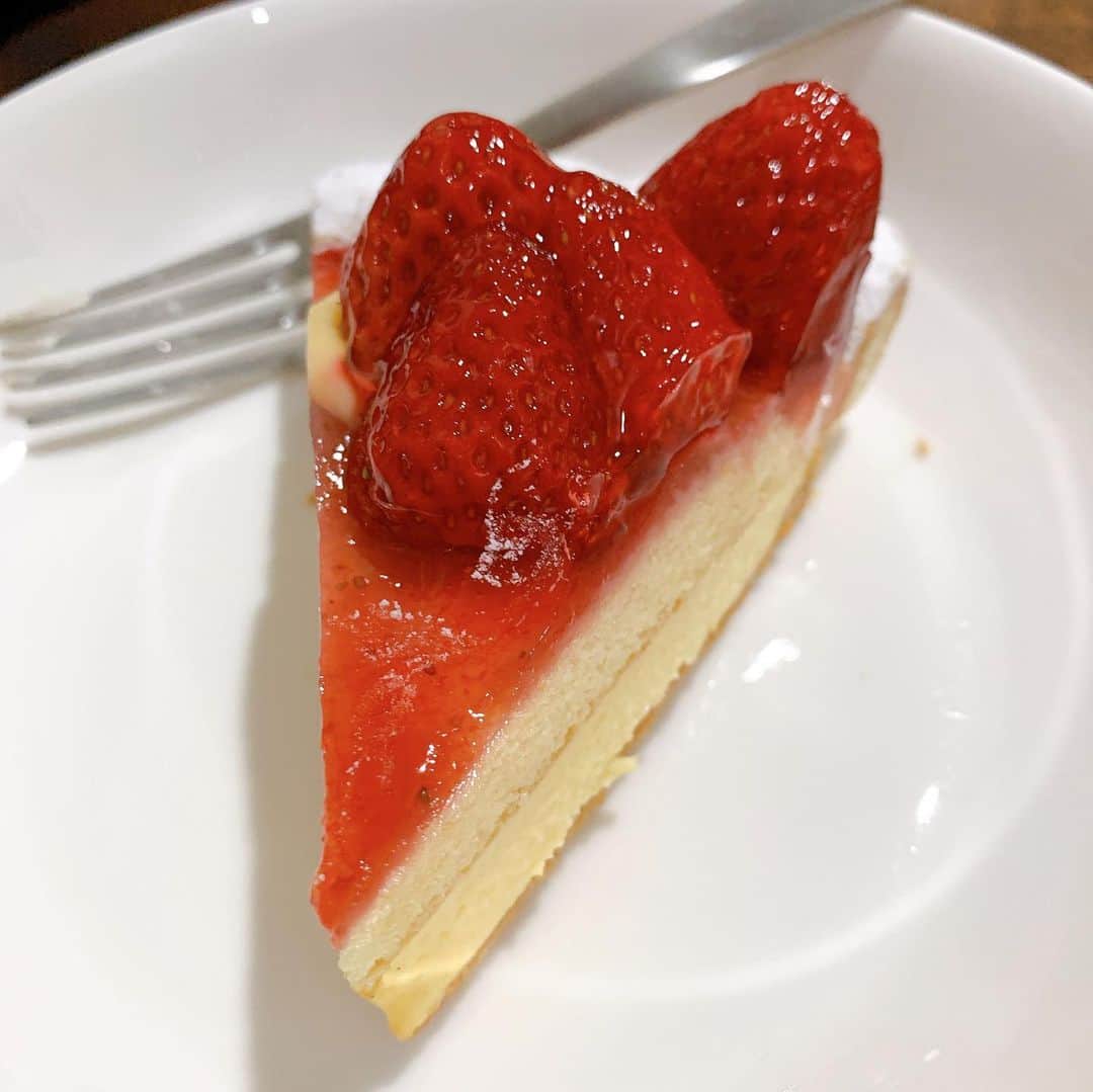 名人のインスタグラム：「苺のケーキと牛肉と玉ねぎの伝説の炒め物  #今日のご飯  #飯テロ  #手作り」