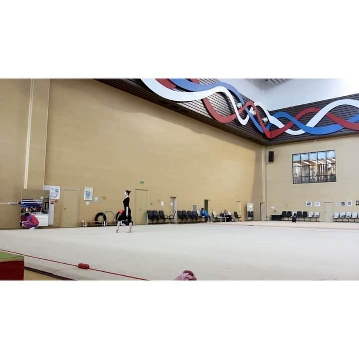 皆川夏穂のインスタグラム：「﻿ Three months have passed since the foot surgery. ﻿ ﻿ It's not perfect yet, but it's recovering very well😌﻿  ﻿ ﻿ I will do my best to do the best performance💪💪﻿ ﻿ ﻿ ﻿ ﻿ ﻿ #rhythmicgymnastics #ball #hoop ﻿ #music」