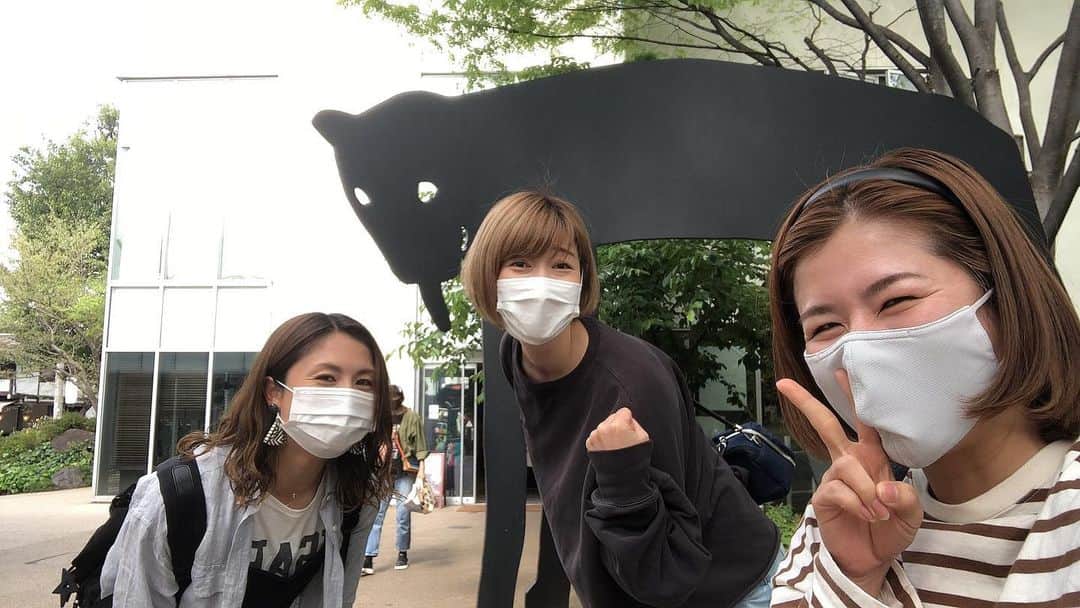 鮫島彩のインスタグラム：「・ ・ 姫に会うと元気になる。 私のパワースポット♡ ・ ・ そして姫がこの日ご縁を繋いでくれたのが、念願の狩野舞子ちゃん〜👏✨ ・ ・ やっぱり他競技の話って刺激的！ 最後はバレーのレシーブを受けさせてもらう約束にまでこぎつけました💪 ・ ・ 膝当てと肘当てどこで買えるのか聞いたら、貸してくれるってさ🤩 ・ ・ 舞にゃんありがとう！ 私もすね当ていつでも貸すからね！ ・ ・ #いつかのある日 #バドミントン #藤井瑞希 #バレーボール #狩野舞子 #ロンドン五輪繋繋がり」
