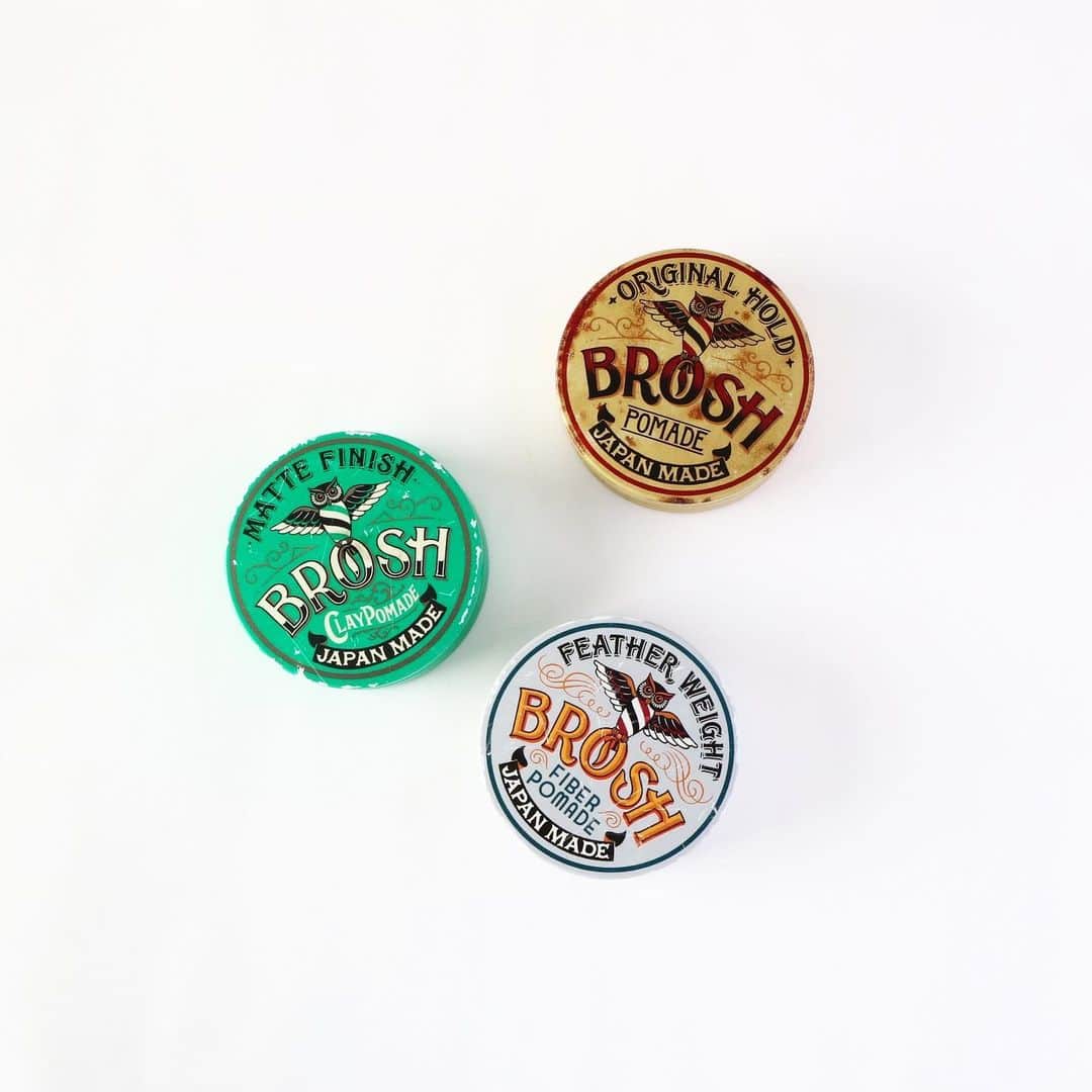 DRESSKINさんのインスタグラム写真 - (DRESSKINInstagram)「お馴染み @brosh.jp のミニ缶ポマード🦉 携帯用にも、お試し用にも嬉しいサイズです✨これぞポマードという茶色缶のオリジナルポマード🟤そして、ワックスのような質感の灰色缶⚪️艶感を出さず髪にボリュームをもったスタイルにも使える緑色缶🟢それぞれが違った特徴を持つBROSH POMADE🦉是非お試しください🕺 ••• #brosh #broshpomade #japanmadeproducts #mrbrotherscutclub #mbcc #barberapache #dresskin #ブロッシュ #ブロッシュポマード #ミスターブラザーズカットクラブ #アパッシュ #ポマード #ポマードスタイル #ミニ缶 #ドレスキン #メンズグルーミング #メンズコスメ #メンズコスメブランド #コスメ通販」4月4日 19時59分 - dresskin_official