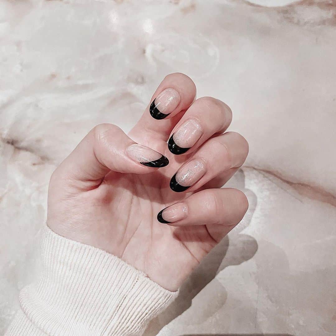 瀬口かなのインスタグラム：「黒フレンチお気に入りだ〜🖤﻿ ﻿ フレンチに最近ハマってます🤞🤍﻿ ﻿ ﻿ #nail #ネイル #ネイルデザイン #フレンチネイル #黒フレンチ #大人ネイル #シンプルネイル」