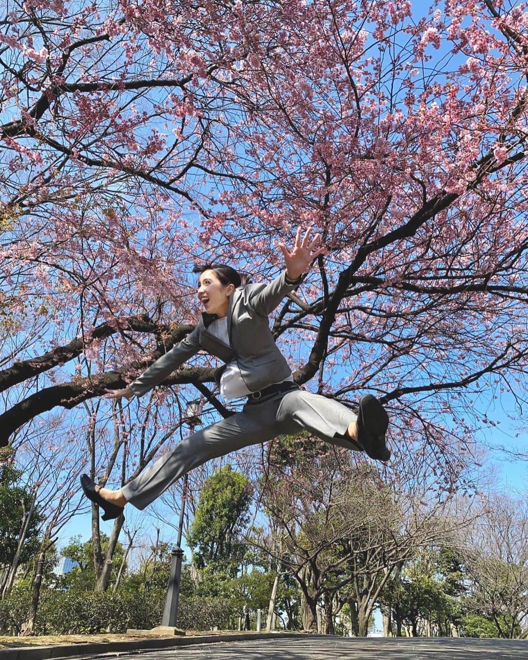 石川恋さんのインスタグラム写真 - (石川恋Instagram)「本日この後22:00〜NHK BSプレミアム 「#やっぱりおしい刑事」第5話🚨  オフショットは、撮影の合間に撮ったんだけど 想像以上にいろいろと凄いことになっていたので お蔵入りしようか迷っていたジャンプ写真☺️🌸笑  先日インスタライブをした時に またジャンプの写真を見たいとのお声を たくさんいただいたので載せます。。 次はもっと可愛く飛べるように頑張る😘笑 #元チア部」4月4日 20時16分 - ren_ishikawa