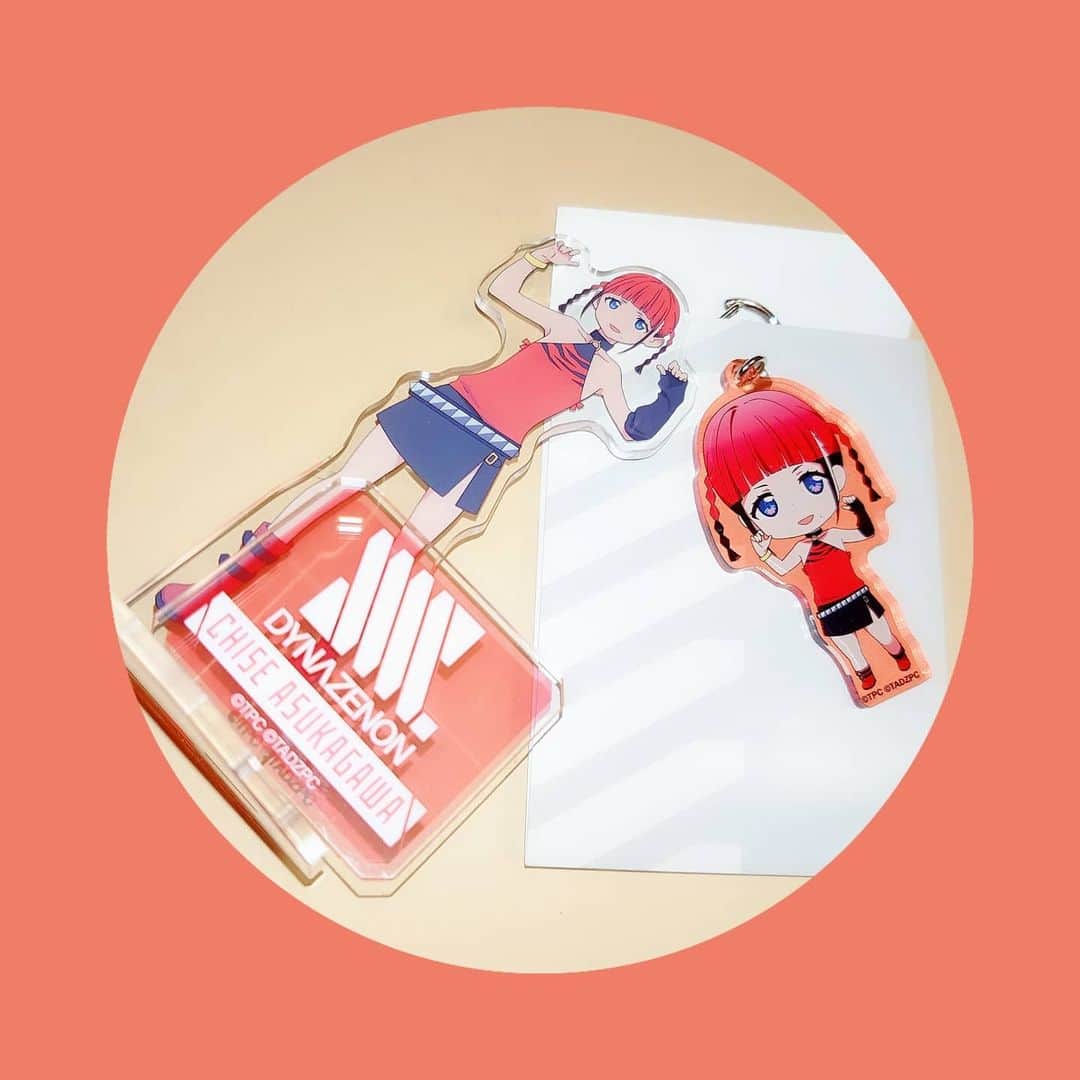 のインスタグラム：「インスタライブで自慢したちせのアクスタ&アクキー🥰🥰🥰🥰 かわいいいい🤤🤤  ダイナゼノンの感想きけて嬉しかったです。ありがとうございます！ またぜひ次回も教えてください🙋  そしてYouTube、いつもゲリラなのに観にきてくれてありがとうございます！ アーカイブもあるので宜しくです。  2枚目は、インスタライブの時になぜかスマホの三脚がなくて代用したもの🤣🤣 マネージャーの力作！(笑) ちなみに置いてあるスマホはわたしのじゃないです！  ではまた！  #SSSS_DYNAZENON #安済知佳」