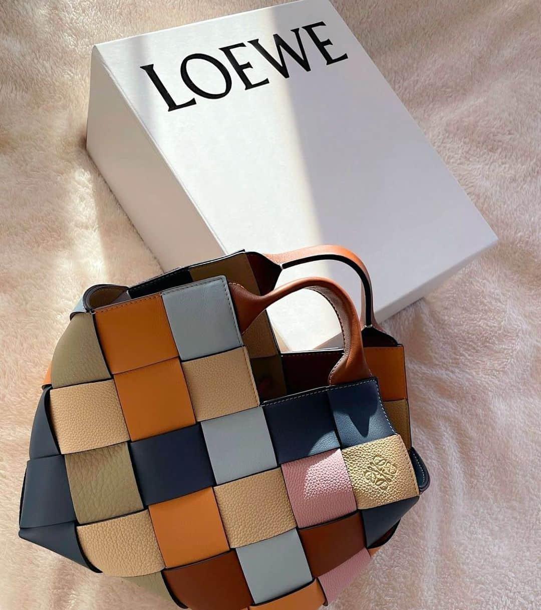 桃華絵里さんのインスタグラム写真 - (桃華絵里Instagram)「new in @loewe 💛💚🤎💙  #loewe #love #shopping  #new #bag #fashion」4月4日 20時25分 - _momoka828_
