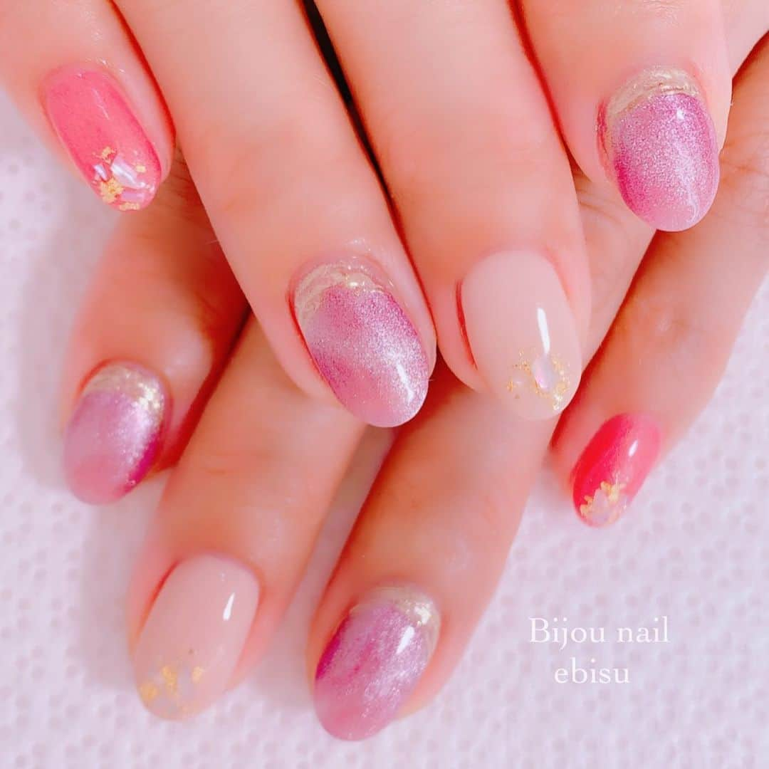 大島麻衣さんのインスタグラム写真 - (大島麻衣Instagram)「New Nail😊 Hand&Foot💕 今の私はピンクの気持ちなんだなって写真見て気付いた😂💓 春感満載でとってもお気に入り♡ #nails #naildesign #nailart #nail #nailstagram #ebisu #bijounail」4月4日 20時27分 - maioshima911