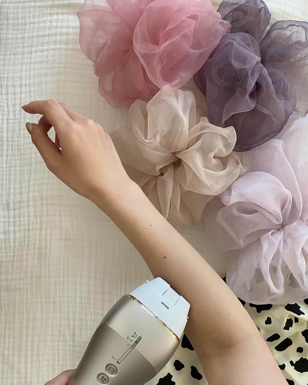 目見田早弥子のインスタグラム：「🪞. 小さい子供がいるので 定期的にサロンに通い続けるというのは あまり現実的でなく..🥲 引き続き、 @panasonic_beauty の 光エステにお世話になっています! 照射面が大きいからスピーディーにケアできてありがたい🙏🏻 照射時はじんわりあたたかくなる感じで 私は痛みは感じませんでした!(最初は怖かったけど🤣) 使うごとに美肌ケア効果を実感できるから これからどう変わっていくのかが楽しみです♡ #パナソニックビューティ#パナソニックビューティ美容部#美容家電#PR#パナソニックビューティ社外美容部#光エステ#美容#beauty」
