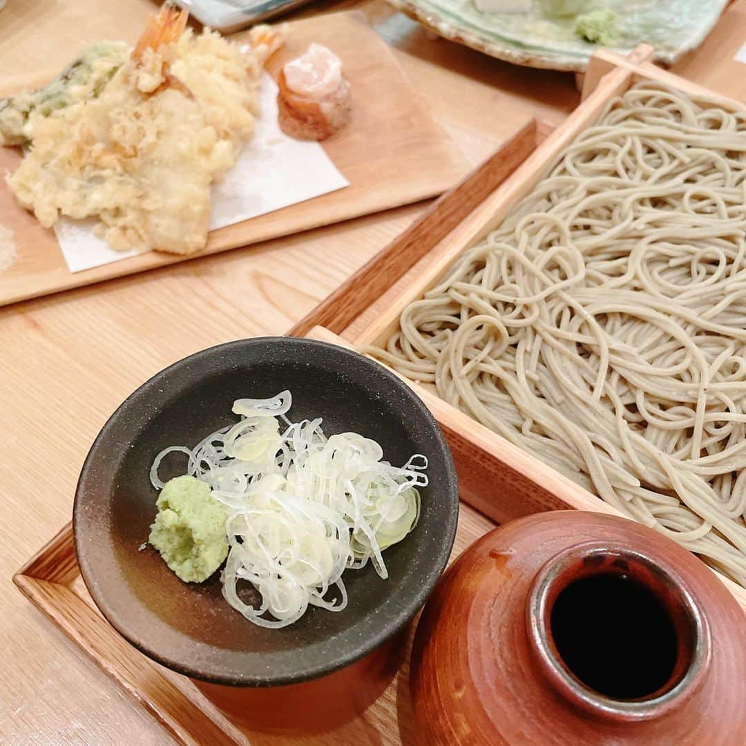 葉月里緒奈さんのインスタグラム写真 - (葉月里緒奈Instagram)「休日ランチ。 最近はなんかお蕎麦づいてるなぁ。 マイブームが去るまで付き合わされる家族は迷惑かも(笑)。 #休日ランチ#蕎麦#お蕎麦#soba#蕎麦切砥喜和 #砥喜和#のどぐろ天ぷら昼御膳 #のどぐろの天ぷら蕎麦 #かき揚げせいろ#蕎麦刺し#板わさ#お蕎麦屋さんでは瓶ビール #白ワインとも合わせたかった」4月4日 20時35分 - riona_hazuki