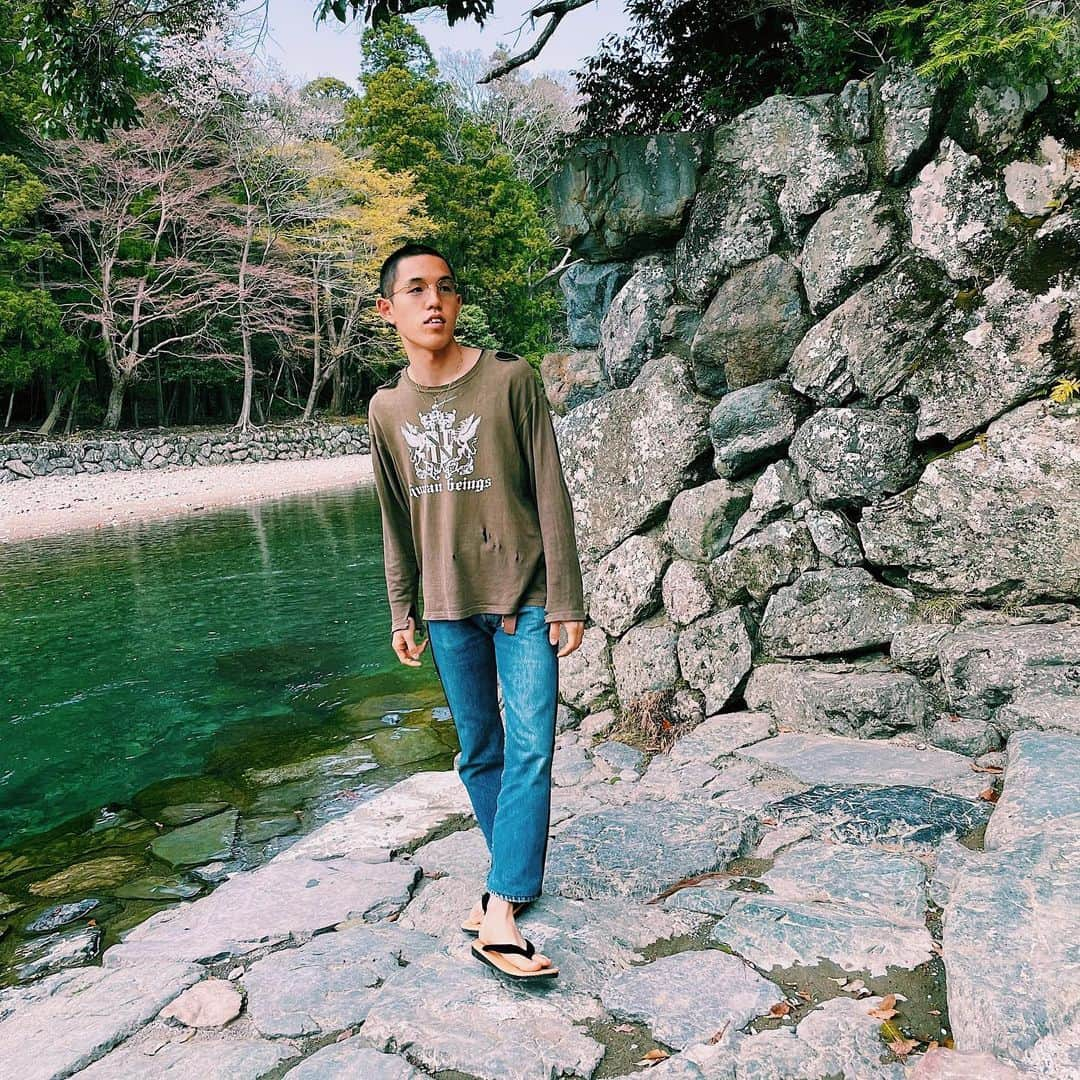 都築拓紀さんのインスタグラム写真 - (都築拓紀Instagram)「夏待ち遠しくて、その気になった服装したら、もちろん若干寒かった。 . . #家族旅行 #弟と一緒に疲れてる #表デニム #裏レザー #vetements  #この夏は雪駄だ #夏のアイテムなのに雪が入ってるのよね」4月4日 20時39分 - tzk4000