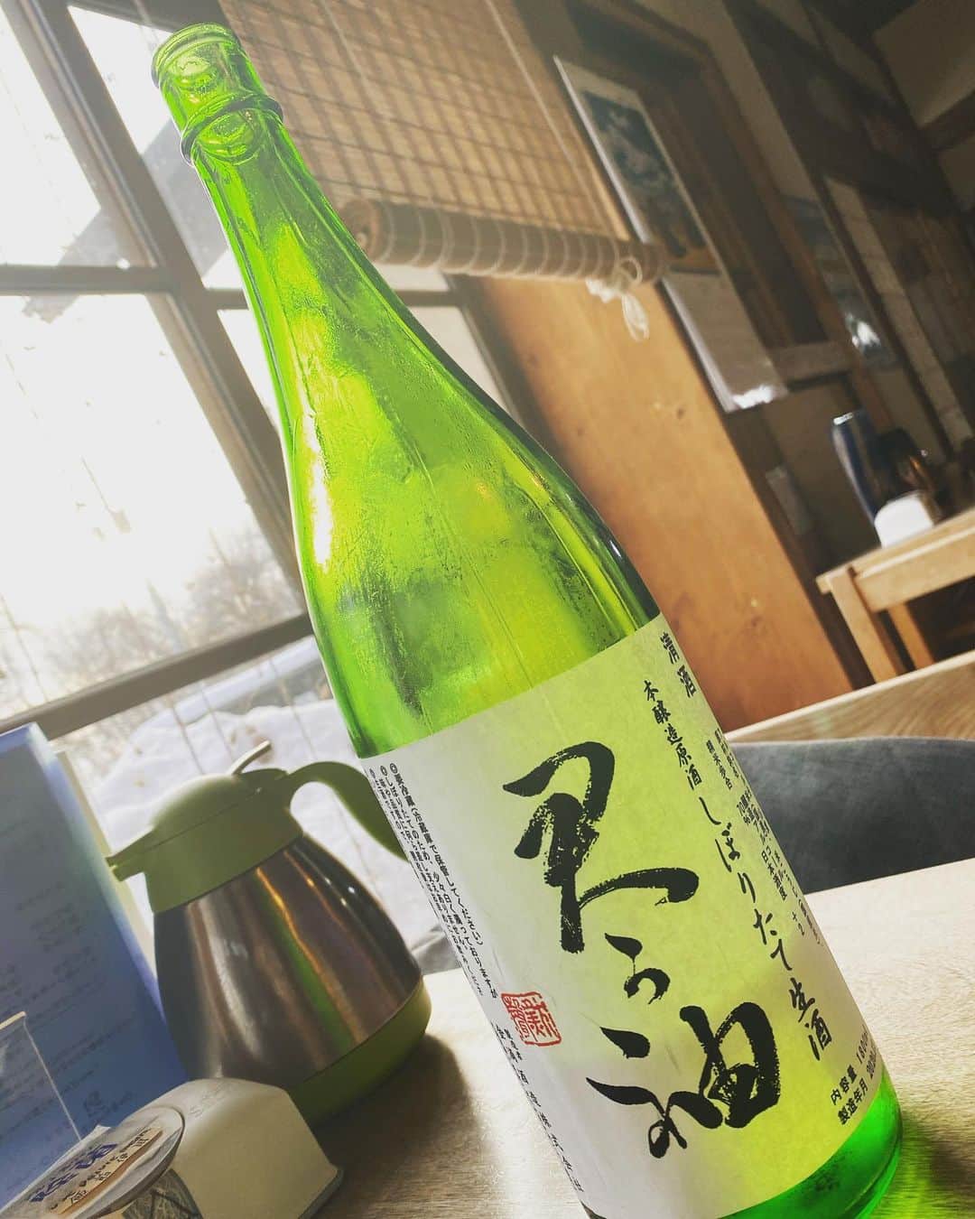 江上太悟郎さんのインスタグラム写真 - (江上太悟郎Instagram)「こんばんは、日本酒好きの江上です🍶  先日網走に取材に訪れた際に お蕎麦屋さんのそば切り温にて 網走の地酒『君が袖』を飲ませていただきました😏  網走桂ヶ岡のわき水を仕込み水に使用した地酒で、甘さとキレのバランスが良い飲みやすい日本酒でした！ 一合飲んで顔はパンパン真っ赤っか🐙同伴した皆さんに心配され恥ずかしかったです。笑  今度北海道の日本酒を買い漁って、家で飲み比べしようかと考えてます！ 日本酒に限らず、皆さんのおすすめのお酒教えてください😎  ちなみにここのお蕎麦屋さんほんとーーーに美味しかったです！ 味はもちろん、実家のようなお店の雰囲気に癒されます😊 近日YouTubeチャンネル Play北海道【UHB北海道魅力発信チャンネル】にて後々配信されますのでチェックしてみてください！ @playhokkaido_uhb   #uhb #アナウンサー #江上太悟郎　 #日本酒好きな人と繋がりたい  #網走 #地酒 #君が袖  #そば切り温」4月4日 20時39分 - uhb_marugao_d