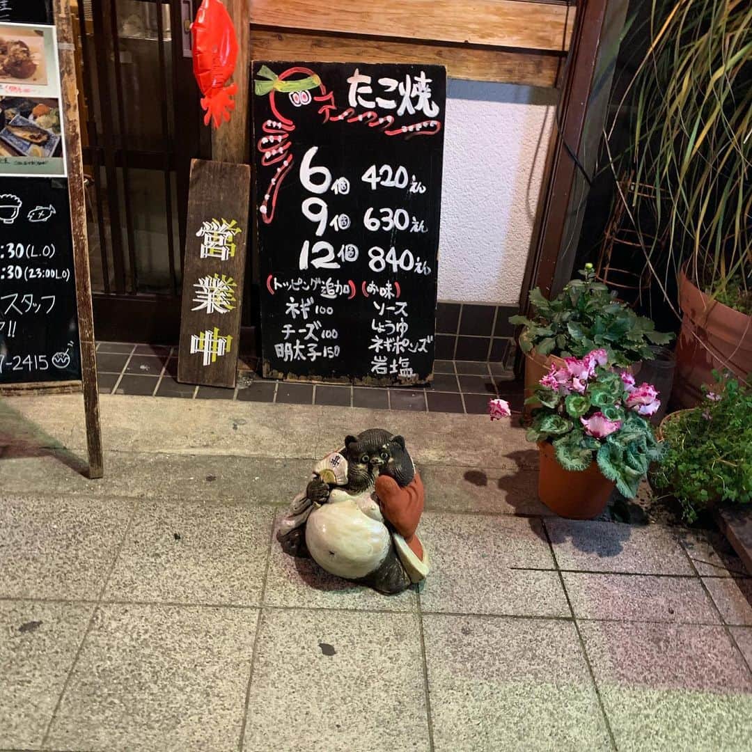 梶田冬磨のインスタグラム：「こんばんは^_^ . 4月が始まり、 新生活スタートって感じですね☺︎ 僕も今年は、色々な意味で、 新しいスタートを切ります！！ 皆さん一緒に頑張りましょう☺︎☺︎☺︎ . 今本当にふと思ったんですけど、 めちゃくちゃ猛烈にたこ焼きが食べたくなりました。 なんかこういう時ないですか、 別にきっかけもなく、何か食べたくなる時。笑笑 僕は今日たこ焼きでした。笑笑 この写真のお店、大阪にあるんですけど、一年半くらい前に、お世話になってる方に連れて行ってもらってめちゃくちゃ思い出の店です。まじ美味しかったな。 . 地元の大阪にも帰りたいですね、 気軽に帰れなくなったこの世の中を恨みたいです。 こんなどうでもいい文章長々と書いて、すみません。笑笑 何か過去1内容が、薄い気がする笑笑 許して笑笑 . 僕もみんなに報告したい事、沢山あるので、気長に楽しみに待っててください☺︎☺︎ とりあえずめちゃくちゃたこ焼き食べたい。」