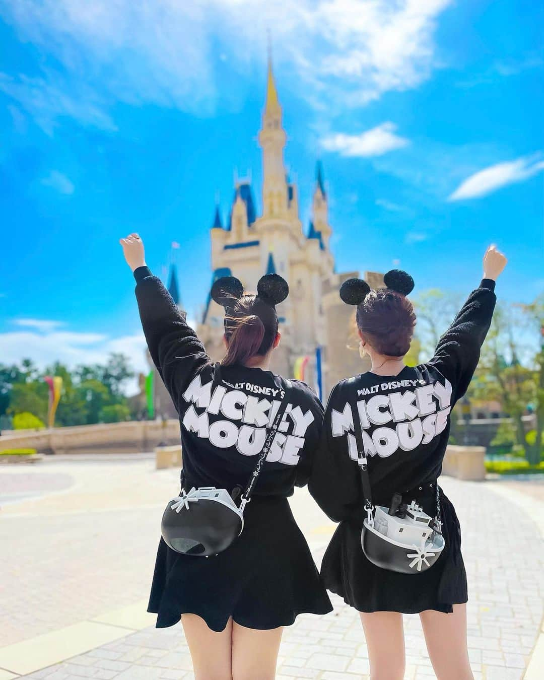 Kanaさんのインスタグラム写真 - (KanaInstagram)「ㅤ ㅤ 今年初のディズニー 行ってきました🐭💭🏰🌈❤️💫 ㅤ ㅤ さいっっっこうに楽しかった😭❤️❤️❤️ いるだけでこんなに幸せな気持ちになれる場所 そうそうないよ😞❤️ ㅤ ディズニーって本当に夢の国だなって 改めて思いました🥲💭💫 ㅤ ㅤ そして2人で着てるこの服、、！ WDWで売ってるスピリットジャージーなんだけど、 なんとこれあやかが今年の私の誕生日に プレゼントしてくれてたものなのです😭❤️ ㅤ もともと可愛いねぇって話してて でも在庫切れで手に入らなくて しょんぼりしてたんだけど、 誕生日に郵便で届いて 最高なサプライズだった😭📦❤️ ㅤ 早く着たかったけど なかなかパークに行けなくて、 今日やっと2人で着られて嬉しかった〜っ👯‍♀️🌈 ㅤ ㅤ 最高にお気に入りの 蒸気船ウィリーコーデでした🐭🚢⚓️🤍 ㅤ ㅤ ㅤ ㅤ そしてストーリーに 久しぶりにディズニー行けてよかったですねとか 私まで嬉しいとかそういう嬉しいコメントも たくさんいただいて本当に本当に嬉しいです。。。 ありがとうございます😭🙏🏻 ㅤ 今日の写真これからたくさん載せるので 少しでも行った気分になってくれたら 嬉しいです😊💭🏰🌈💖 ㅤ ㅤ ㅤ ㅤ ㅤ ㅤ ㅤ ㅤ #aya_kana ㅤ #kana_disney #kana_disneybound ㅤ ㅤ #夢の国 #東京ディズニーリゾート #ディズニーリゾート #東京ディズニーランド #ディズニーランド #シンデレラ城 #スピリットジャージー #蒸気船ウィリー #ミッキーコーデ #ディズニーコーデ #ポップコーンバケット #tokyodisneyresort #tdr #tokyodisneyland #tdl #wdw #cinderellacastle #spiritjersey #steamboatwillie #mickeymouse」4月4日 20時54分 - kalnnas2