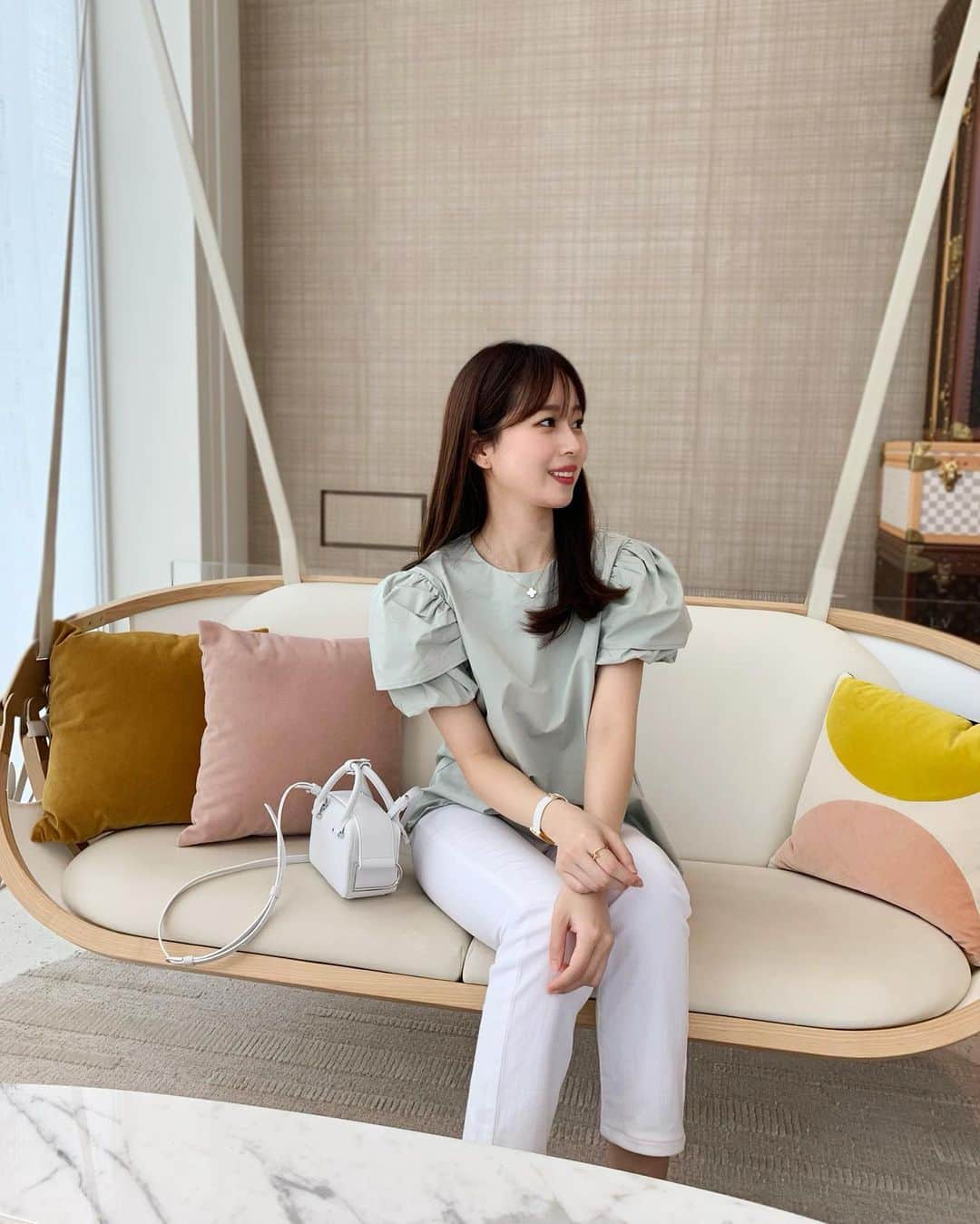 ハンナミのインスタグラム：「🕊🍃✨  袖がかわいいブラウス ♡」
