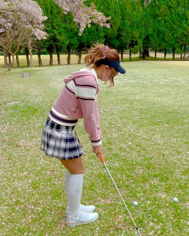 あおい夏海さんのインスタグラム写真 - (あおい夏海Instagram)「今日のスマイルゴルフ @smilegolf2018 ラウンドイベントレポ1⃣💓 筑波東急ゴルフクラブにて🎵 アプローチ練習とバンカー練習場が充実！ さくらが終わり間際で花ビラが落ちてるのもいとおかし！ 素敵でした🥰🌸  楽しかったー❤️ 続く💕   #桜 #お花見 #ゴルフ #ゴルフ女子 #ゴルフウェア #ゴルフファッション #ゴルフコーデ #ゴルフ好きな人と繋がりたい #rienda #riendastyle #riendasuelta  #リエンダスエルタ #おしゃれゴルファー  #あおい夏海  #アプローチ練習 #ゴルフ練習 #ラウンドイベント #スマイルゴルフ  #smilegolf  #桜コーデ」4月4日 21時00分 - natsumi.aoi