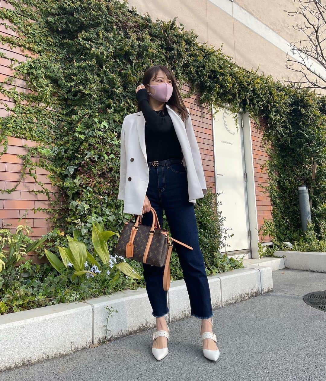 高木由梨奈のインスタグラム：「少し前の👗  春はジャケット着がち🤍  Jacket:GU Jeans:dholic shoes:charles&keith  #骨格ストレート #春コーデ #骨ストコーデ」
