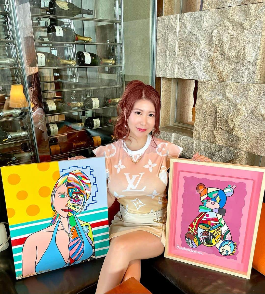 ayuさんのインスタグラム写真 - (ayuInstagram)「I had a great painter paint my birthday bear and my portrait🧸🖼 ・ @homma.yasuhiro ホンマさんに 私の誕生日の数字が入ったクマと 肖像画を描いて頂きました👏😍 ホンマさんが描かれるテイストは 私の大好きな雰囲気で海外受けも良く自宅にもピッタリ合うし最高です💝 素晴らしい作品を描いて頂きまして 本当にありがとうございました🥰💕 肖像画はホンマさんにお任せしたら私のインスタで 200万viewあった１番人気のお写真をチョイスして描いて下さいました❤️ Niceです😍👍 水着の絵画は同じ水着を着て また後ほど撮影して 投稿させて頂きます😘 本当にありがとうございます☺️✨✨ 我が家が更にパッと明るくなりました👑🖼🖼👑 ・ #ヤスヒロホンマ #絵画#絵画のある暮らし#絵#肖像画#クマ#インテリア#誕生日ベア#バースデーベア#水着女子#熊#水着の絵#クマの絵#芸術のある暮らし#芸術#芸術作品#芸術家」4月4日 21時06分 - ayu888ayu