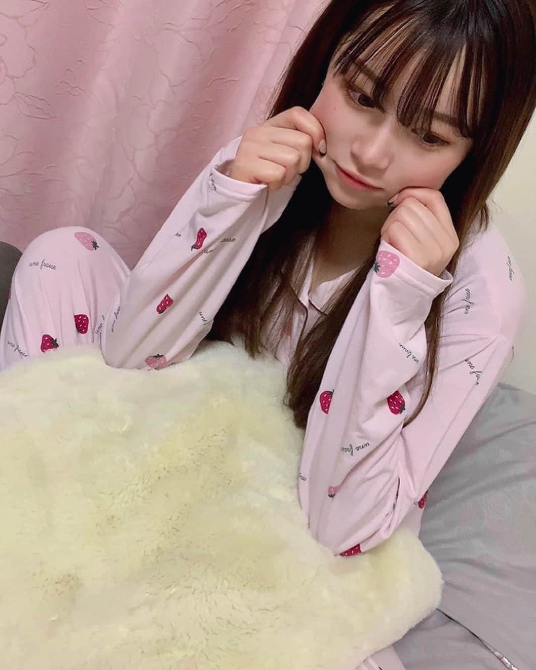 平野夢来（ゆぴぴ）さんのインスタグラム写真 - (平野夢来（ゆぴぴ）Instagram)「🌛🍓 . いちごちゃん🤤 コロナ禍じゃなかったら友達とおそろして パジャマ女子会したかったなぁなんて🥲 . おうち時間の過ごし方って人それぞれだけど、ゆらはお気に入りのルームウェアだったり家具があるだけで気分あがる🥱🍑 . みんなもぜひぜひ❕👀  @gravail   #ゆぴぴ#アベイル#ルームウェア」4月4日 21時08分 - __s2.yu_