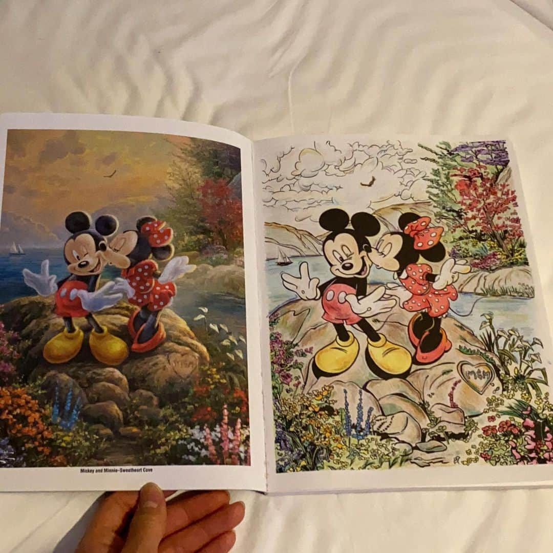 宮原智子のインスタグラム：「1st page🥰  Trying my new coloring book; Thomas Kinkade Studios “Disney Dreams Collection”  #thomaskinkade #disney #coloringbook #ディズニー #大人の塗り絵ディズニー #mickeyandminnie #ミッキーとミニー #sweetheartcover」