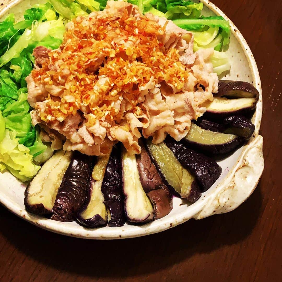 志摩有子さんのインスタグラム写真 - (志摩有子Instagram)「春キャベツで豚眠菜園。言わずと知れた平野レミ先生のレジェンドレシピ。今日は蒸した茄子と盛り合わせてみた。  #豚眠菜園 #レシピはググると出てきます」4月4日 21時15分 - ariko418