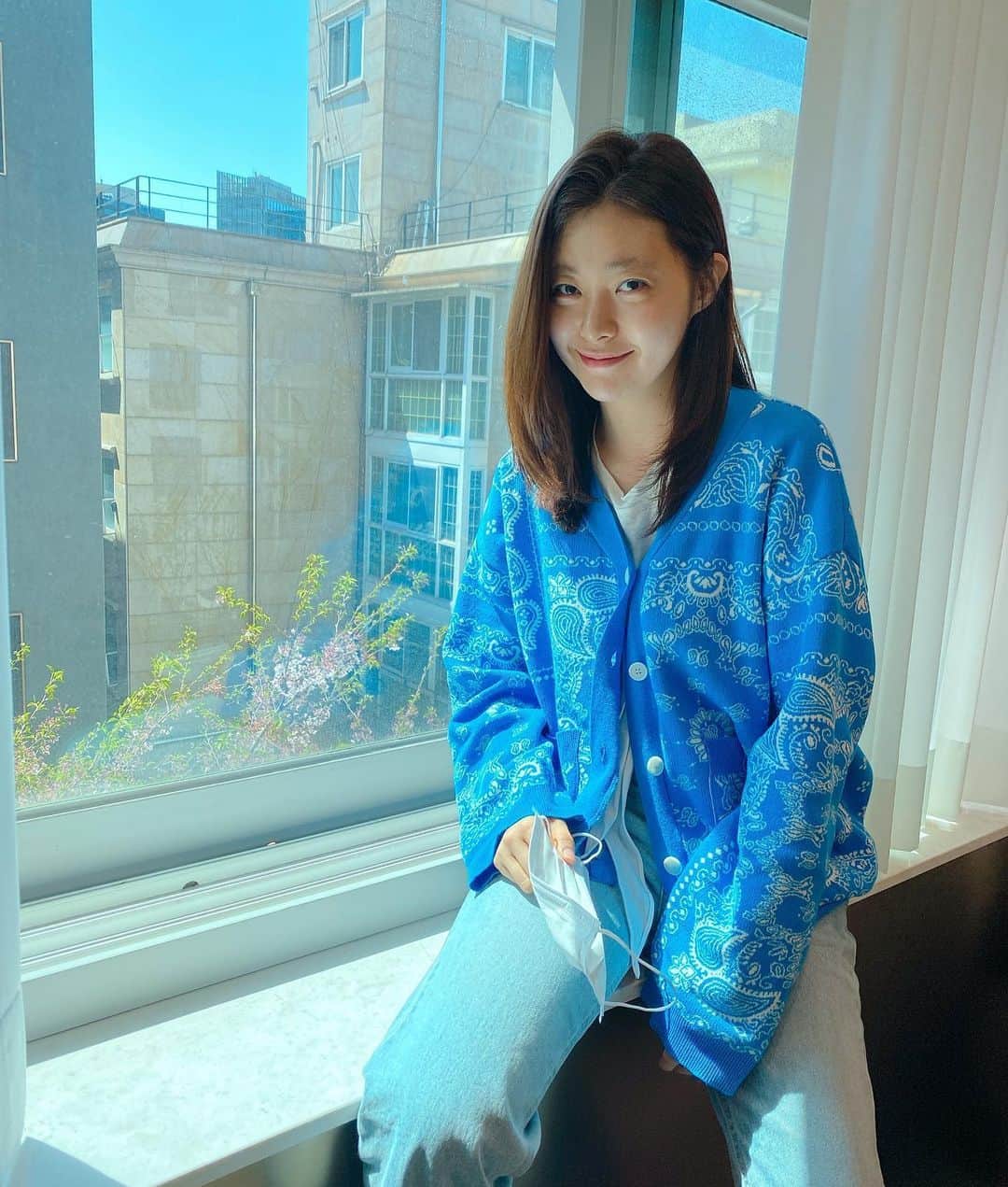 イ・ヨンウンのインスタグラム：「. #햇살덕좀봄😌」
