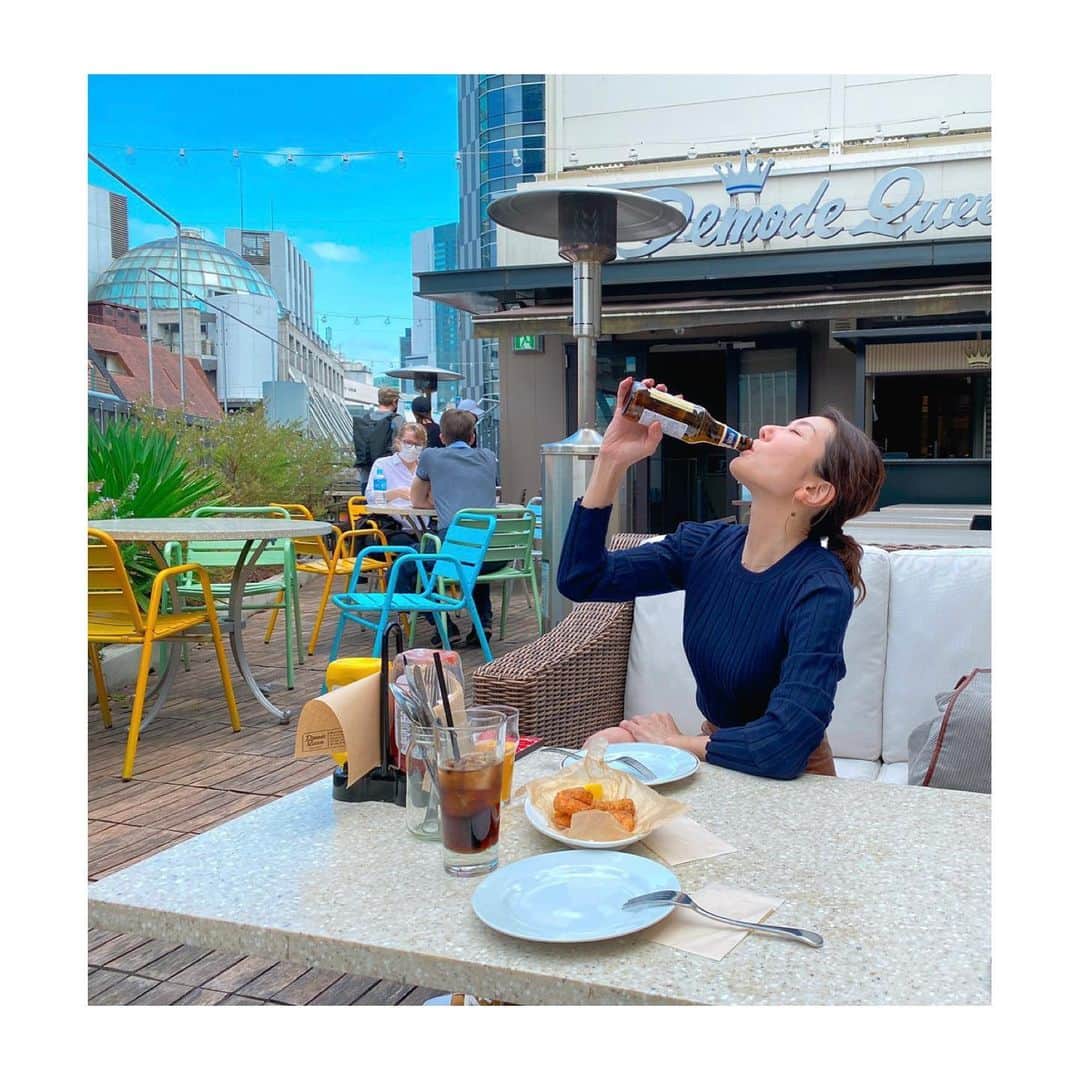 坂田陽子さんのインスタグラム写真 - (坂田陽子Instagram)「たまたまランチで入ったルーフトップバーが貸切（状態🤣）で 青空の下で解放的に美味しくビール飲めた😆❤️ ・ #ルーフトップバー #ビール日和」4月4日 21時42分 - yokosakata