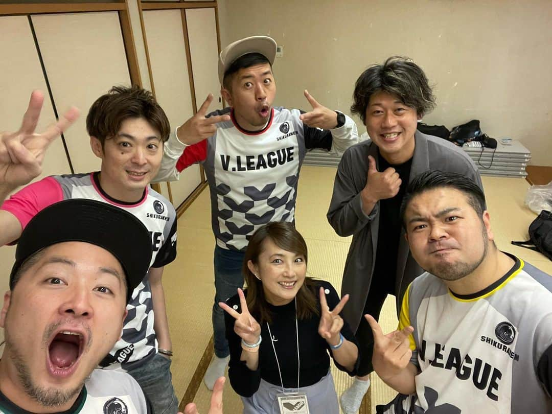 細田阿也さんのインスタグラム写真 - (細田阿也Instagram)「@v.league_official  #オフィシャルサポーター #シクラメン　と🦑  #v栄光の歌 #エール　 #シクライブ　にて #船橋アリーナ　#vファイナル　を 盛り上げ会場をひとつに。  選手の皆様へ、 選手をサポートするファンの皆さんの 背中を押すように 励ましてくれただろう シクラメンの呼び込みを担当させて頂けた幸せ😭  ✌️と手を挙げるファンの皆さんや、  リハーサルからも 会場スタッフの皆様もノリノリでした！  #シクラメン　愛されてますな😭  朝のご挨拶から目が潤みましたが、、、 😢　 シクライブを見守れて感慨深く嬉しかったですー！！  シクラメンさいこーです🦑  #撮影時のみマスクを外しています」4月4日 21時54分 - hosodaaya