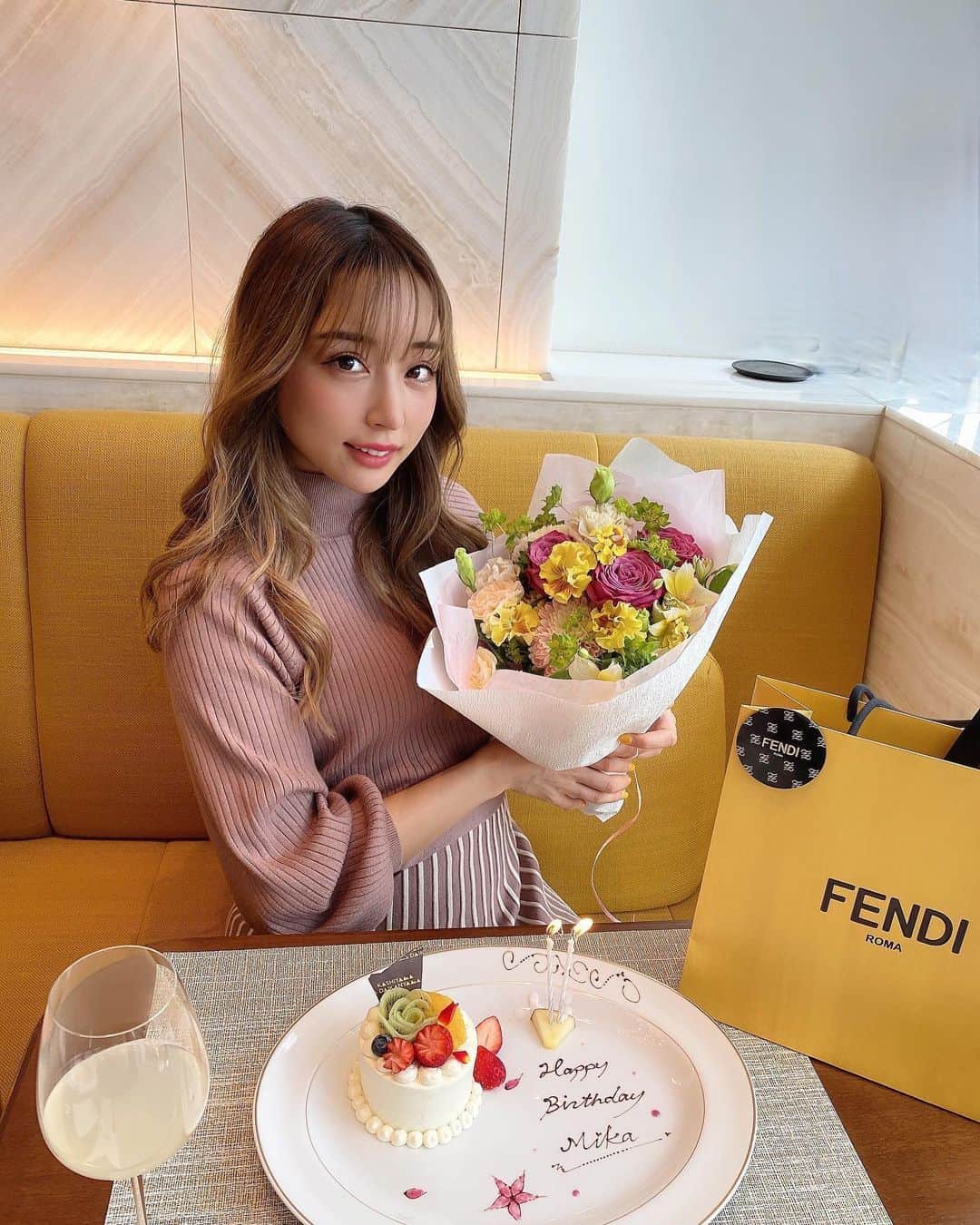 石田みかのインスタグラム：「. . 中学からの親友が遅れたけどって 誕生日お祝いしてくれた😌🌈 2人で会う時はいつもちょっぴり贅沢ランチを 楽しむんだ〜👶🍚 . .  昔からずっと変わらず支えてくれてて 味方でいてくれてて頭上がらない😅 普段から仕事とか自分の事で忙しく予定埋めちゃうから 友達との予定ってあまり多い方じゃないけど こういう時間があるとやっぱり癒される😌🍃 とってもリフレッシュできた週末でした✨ 明日の仕事もがんばるぞ〜😈⚡️ . . . #ラウンドガール #筋トレ女子 #ダイエット生活 #グラマラスボディ #美尻トレーニング #ジム活 #ジムウェア #トレーニングメニュー #ボディメイク女子 #スクワット #ウェイトトレーニング #体重公開 #減量メニュー #キックボクシング #ボクシング女子 #japanesegirl #japanese #tokyo #日本女孩 #我的最愛」