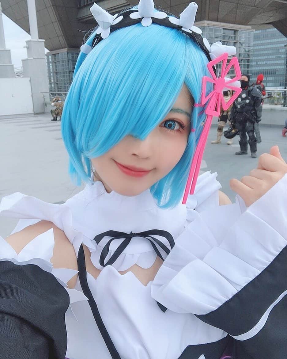 のインスタグラム：「Re:ゼロのレム。 昨日夜な夜なウィッグをカットして準備したのにキャリーバッグに詰め忘れ会場についてから気付いてトンボ帰りしたけど、久しぶりのコスプレ楽しかった🤣❤️笑 . . . . . . . . . . . . . . . . . . . . . . . . . . . . .  #リゼロ  #リゼロから始める異世界生活  #レム  #selfie #follow #followme  #フォロワー募集中 #フォロワー増やしたい #フォローミー #粉我  #japanese #japanesegirl #팔로우　#アニメ　#anime  #팔로우환영 #팔로미 #팔로우미 #팔로우그램 #얼스타그램　 #전신샷　#cosplay　#写真　 #셀카　 #셀카그램  #cosplay #cosplayer #自撮り　#japaneseculture  #コスプレ」